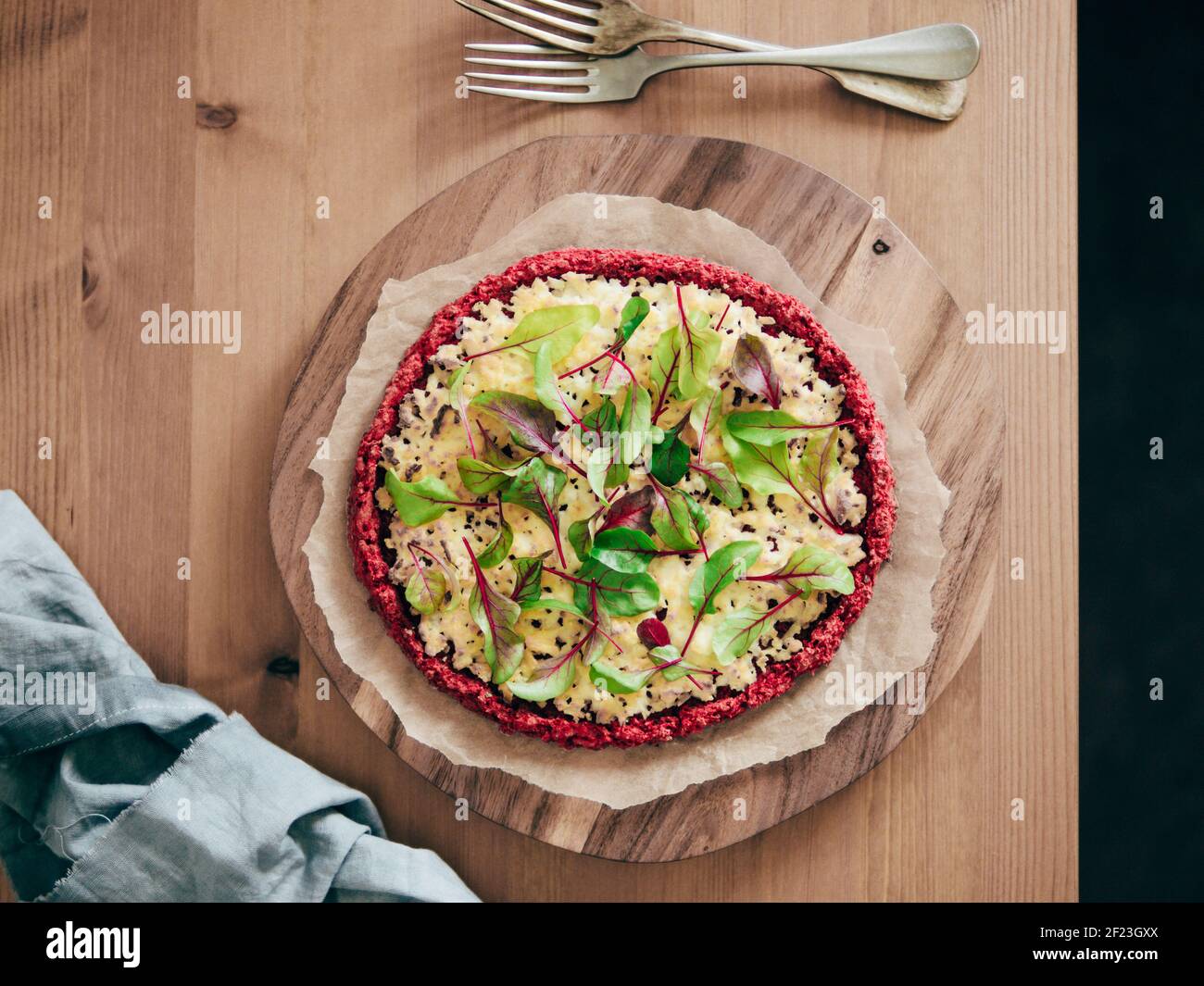 Croûte de pizza aux betteraves avec des feuilles de mangold fraîches Banque D'Images