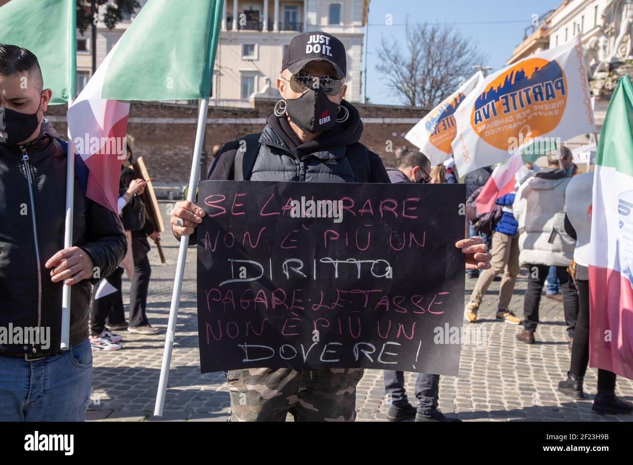 Rome, Italie. 10 mars 2021. Manifestation à la Piazza del Popolo à Rome organisée par l'association 'partite Iva Unite Per Cambiare' à laquelle ont assisté des travailleurs de la TVA de diverses régions d'Italie, en correspondance avec la première grève nationale des numéros de TVA. (Photo de Matteo Nardone/Pacific Press) crédit: Pacific Press Media production Corp./Alay Live News Banque D'Images