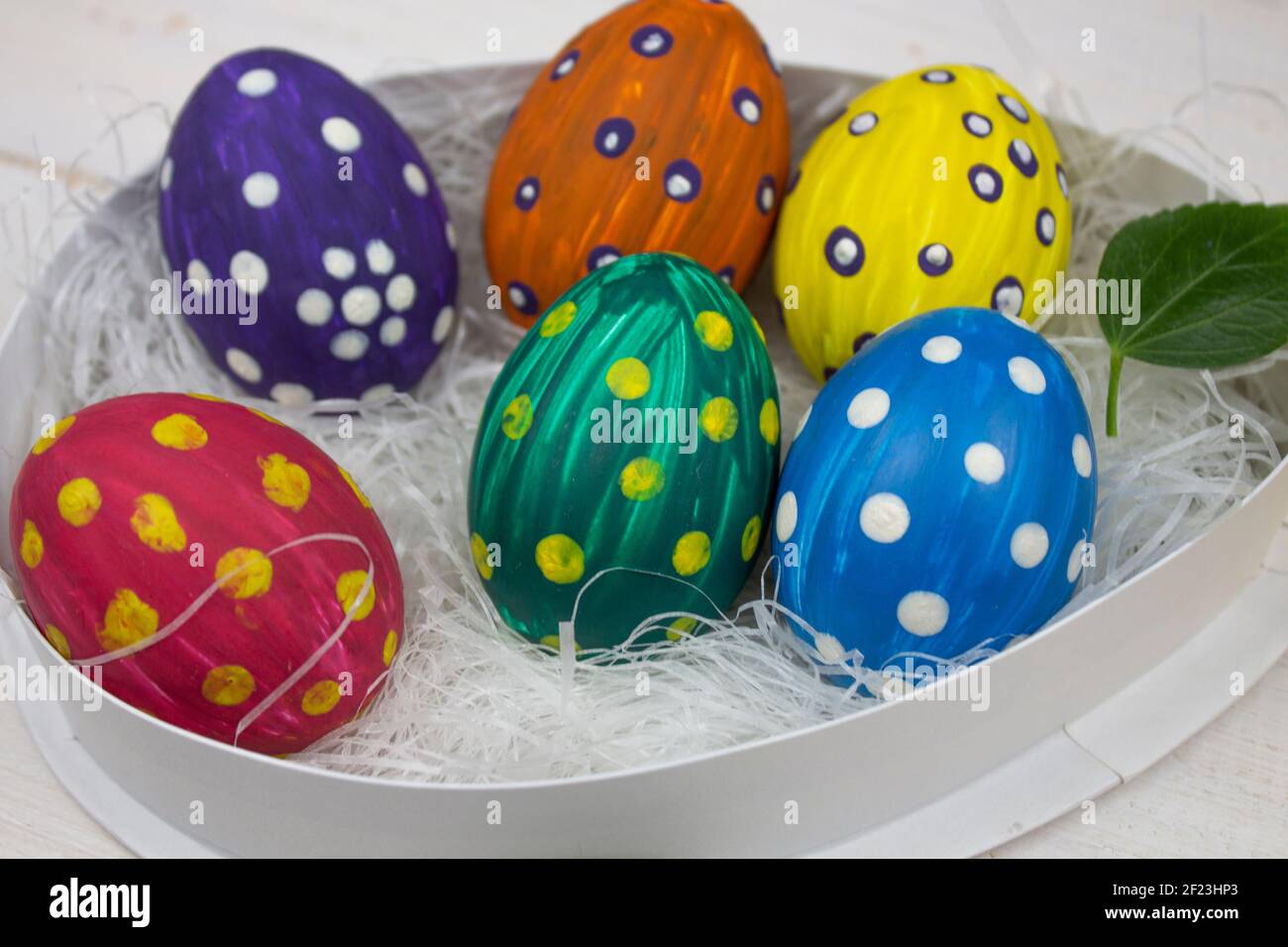 Œufs de Pâques. Bonne carte de Pâques. Œufs de Pâques multicolores. Pâques. Œufs de Pâques sur fond de bois blanc. Arrière-plan de Pâques. Banque D'Images