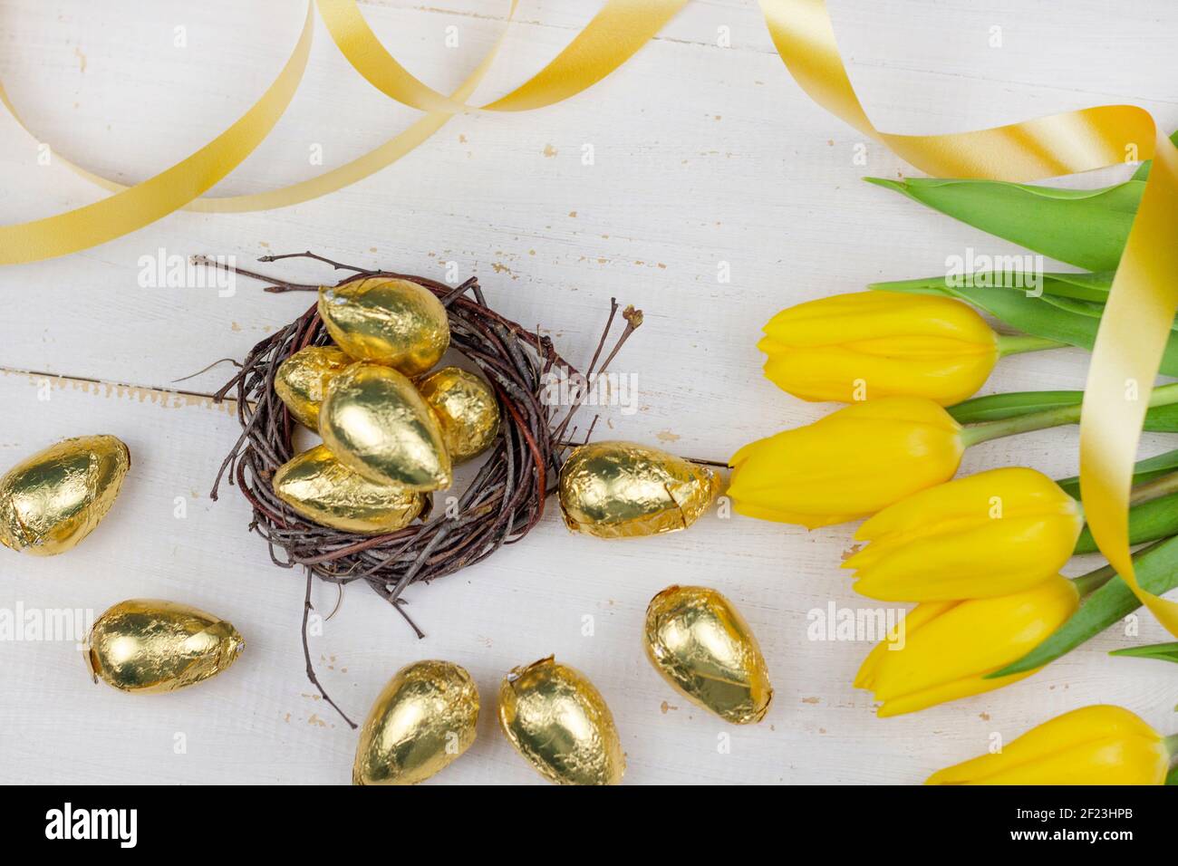 Œufs de Pâques. Bonne carte de Pâques. Œufs de Pâques multicolores. Pâques. Œufs de Pâques sur fond de bois blanc. Arrière-plan de Pâques. Banque D'Images