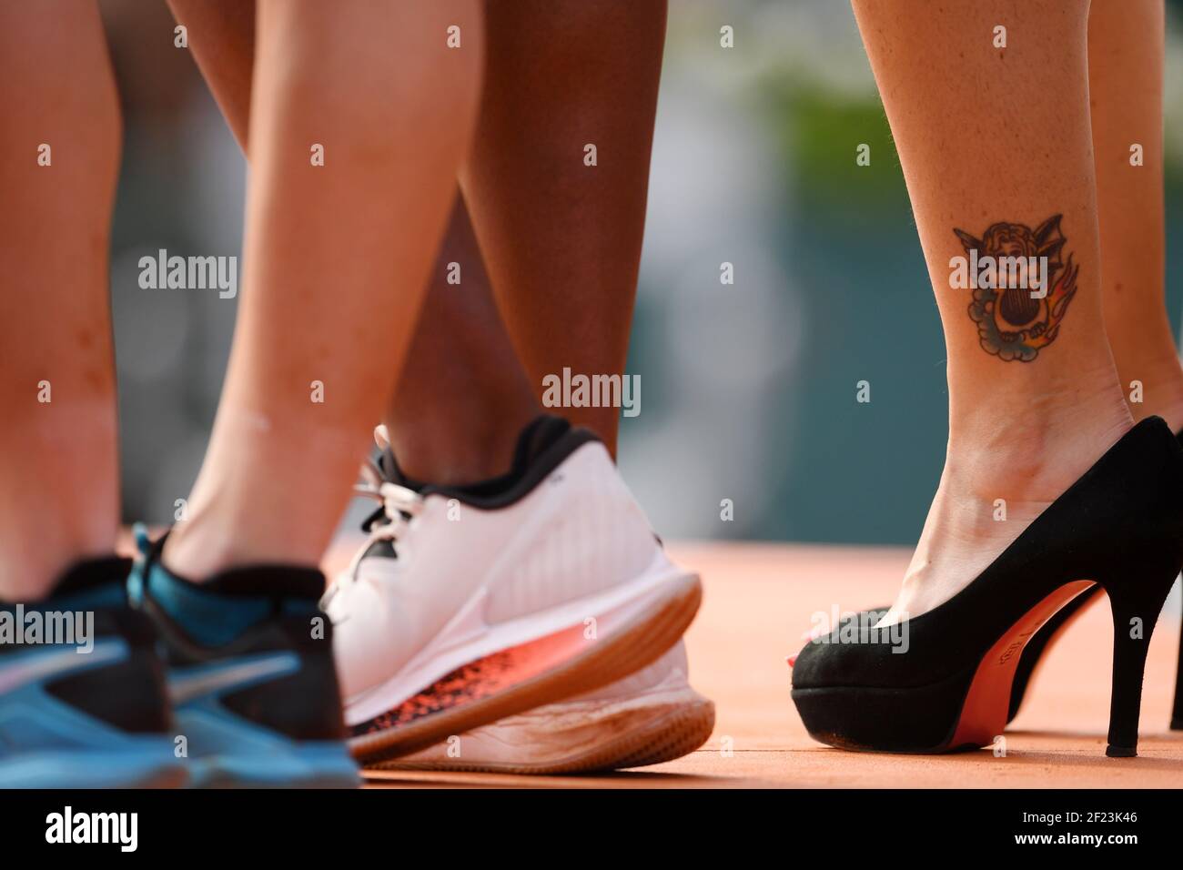 Chaussures de l'ancienne tennisfemme Arantxa Sanchez Vicario lors de l'Open  de tennis français Roland Garros 2018, final Women, le 9 juin 2018, au  stade Roland Garros à Paris, France - photo Philippe