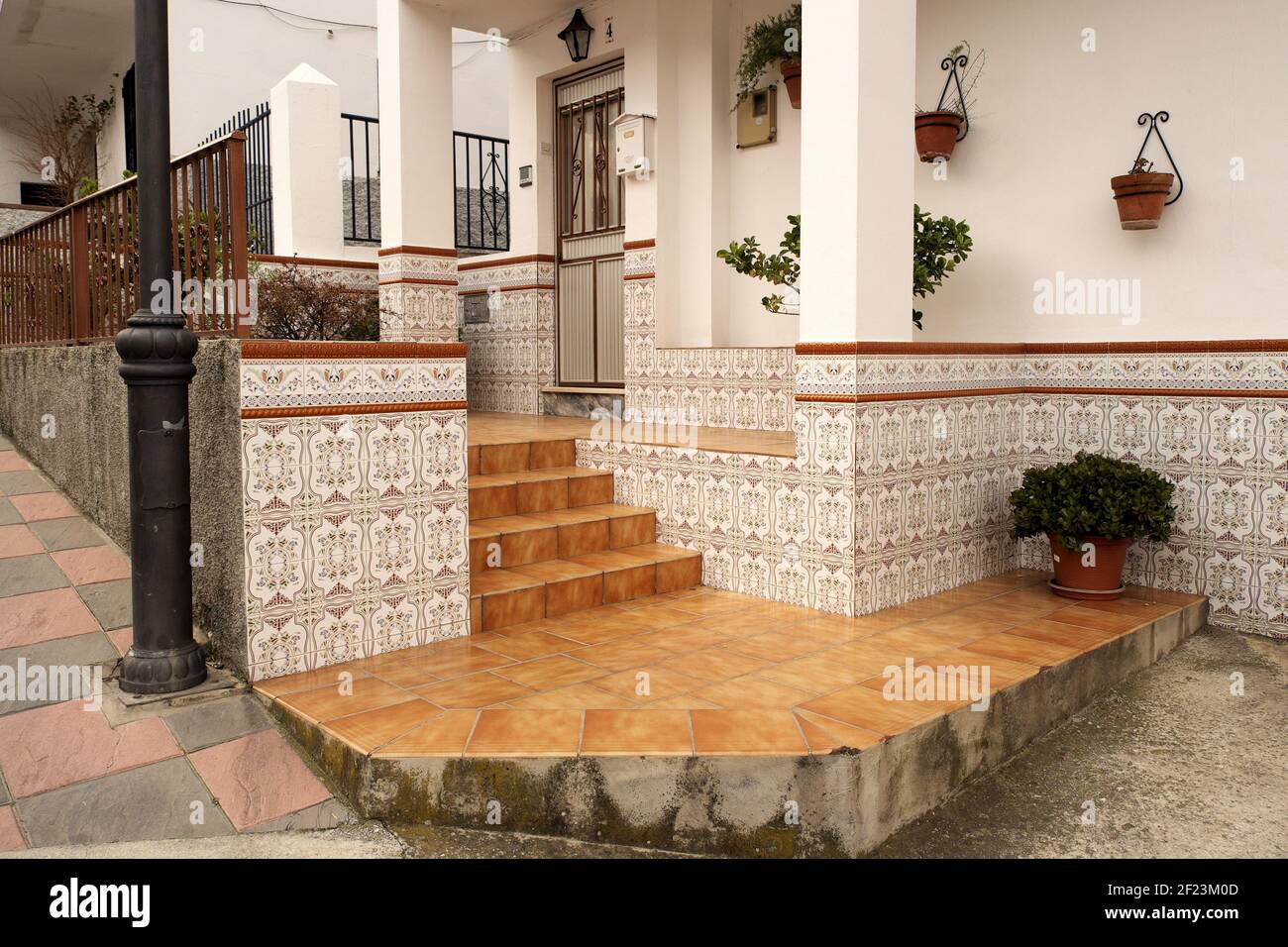 Belle carrelage à une maison, Canillas de Ambaida, Andalousie, Espagne. Banque D'Images
