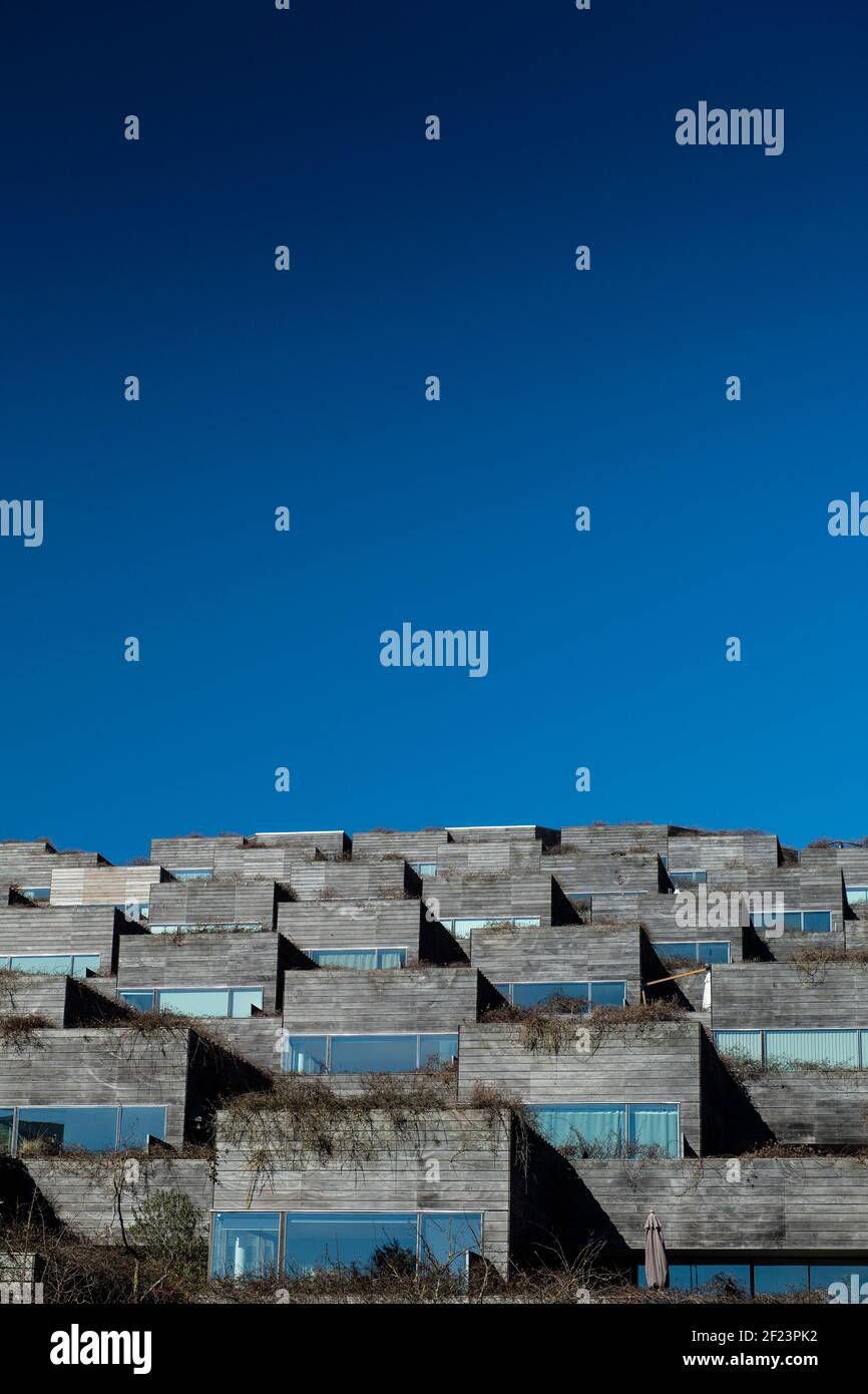 Mountain Dwellings (Danois: Bjerget) est un bâtiment dans le quartier Ørestad de Copenhague, Danemark, composé d'appartements au-dessus d'une voiture pa à plusieurs étages Banque D'Images