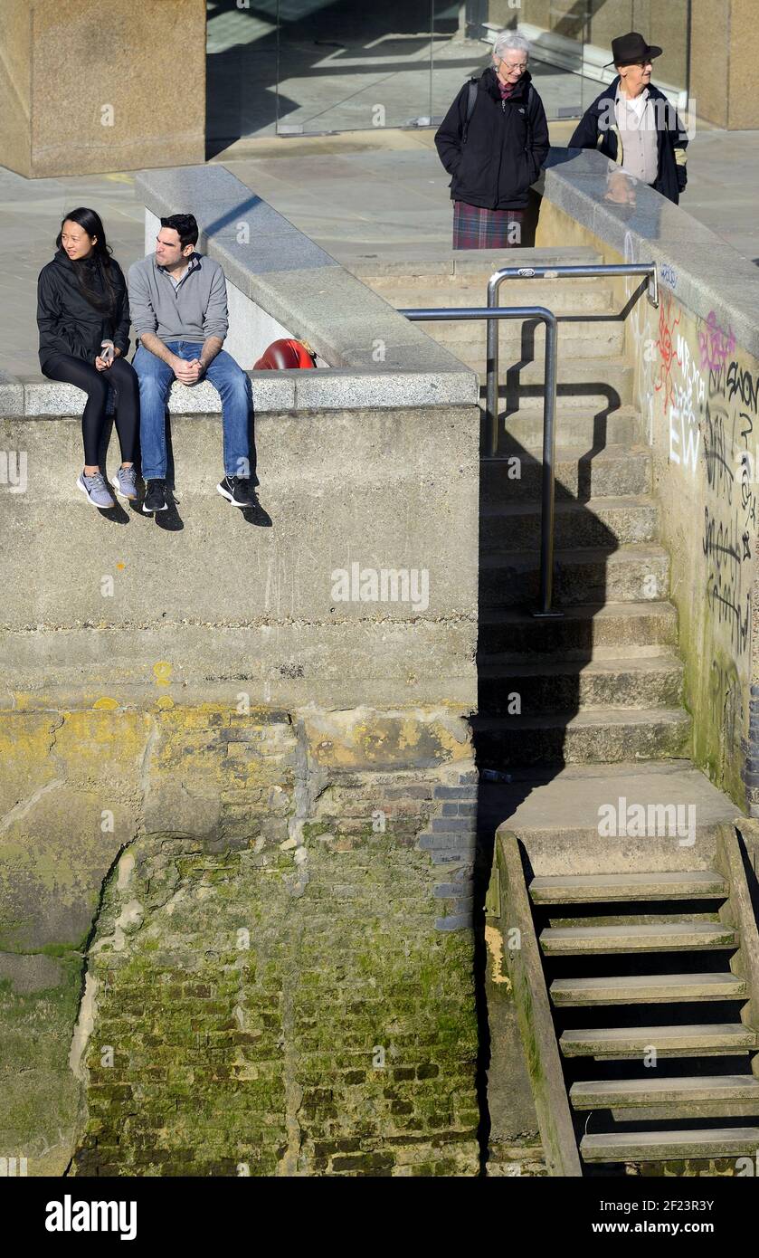 Londres, Angleterre, Royaume-Uni. Couples plus âgés et plus jeunes au bord de la Tamise Banque D'Images