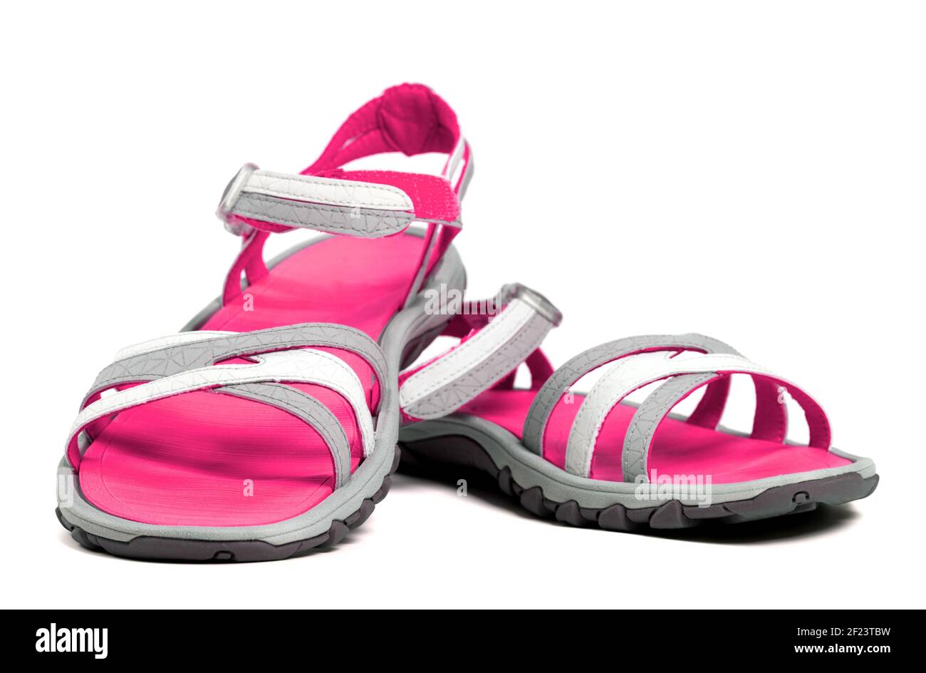 Paire de sandales d'été pour femmes isolées sur fond blanc avec ombre. Banque D'Images