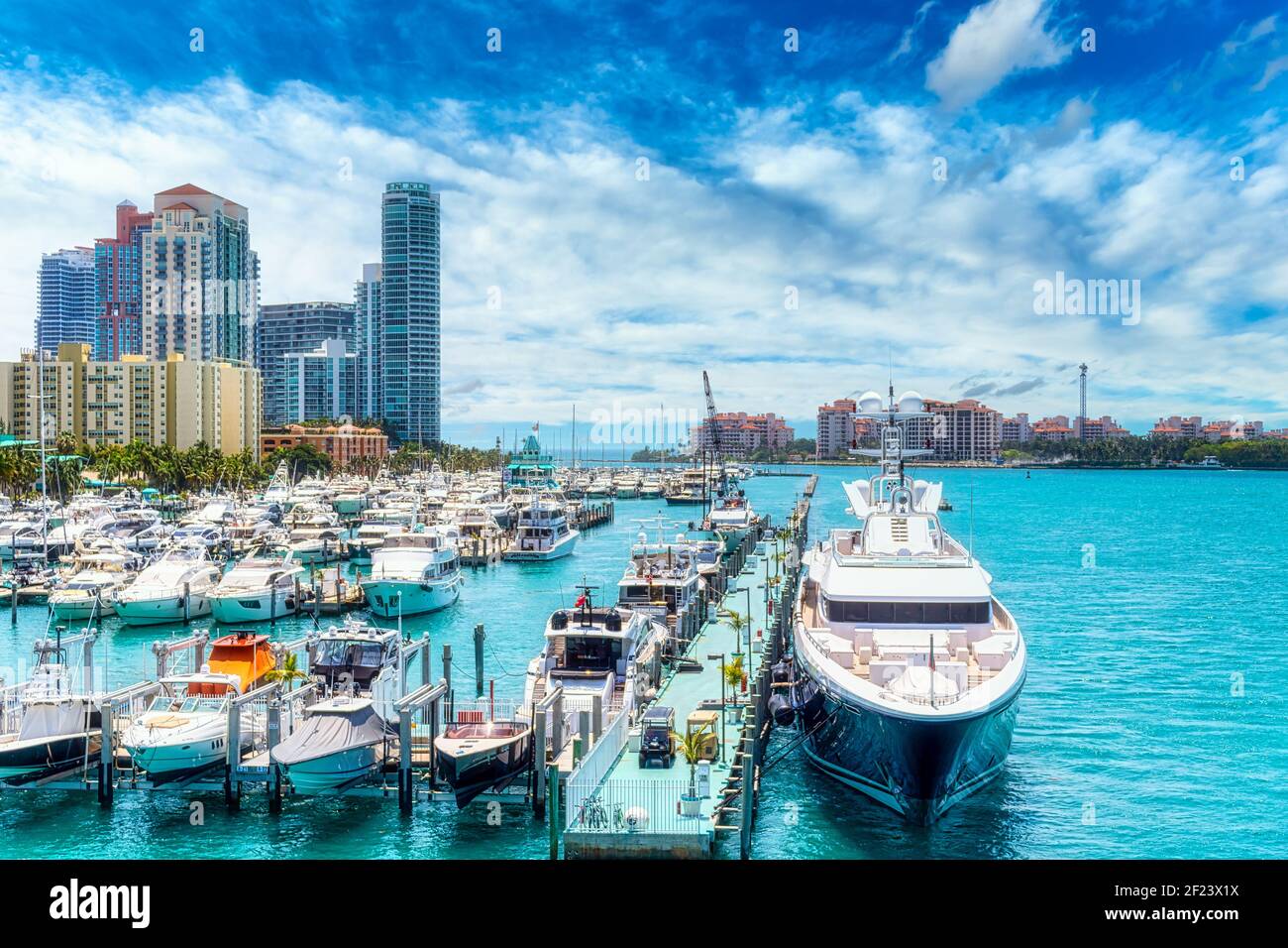 Yacht dans la marina de ville, Miami, Floride, États-Unis Banque D'Images