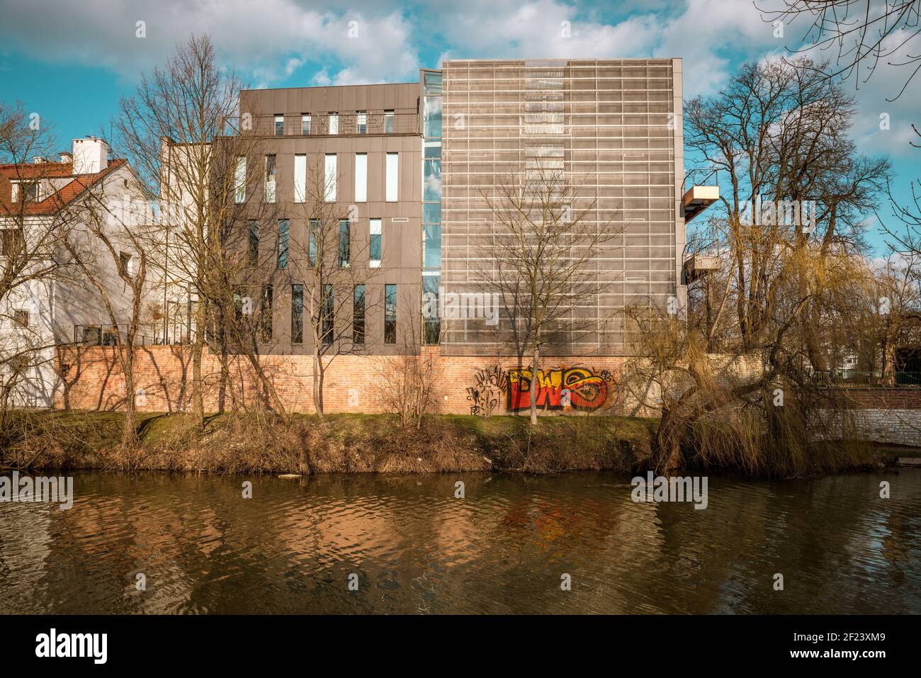 OPOLE, POLOGNE - 07 mars 2021 : un bâtiment moderne de la bibliothèque municipale d'Opole, sur le canal de Mlynowka Banque D'Images