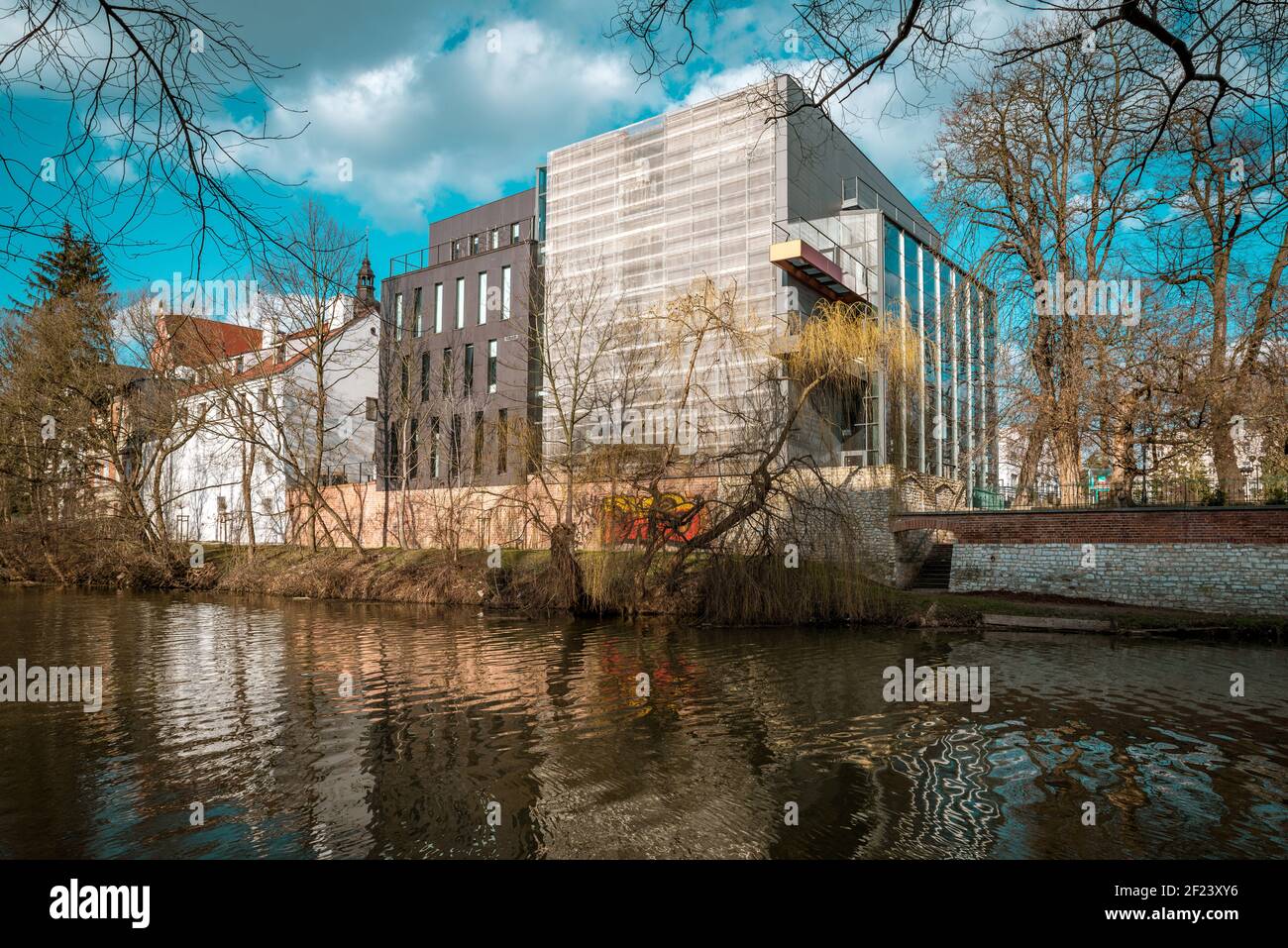 OPOLE, POLOGNE - 07 mars 2021 : un bâtiment moderne de la bibliothèque municipale d'Opole, sur le canal de Mlynowka Banque D'Images