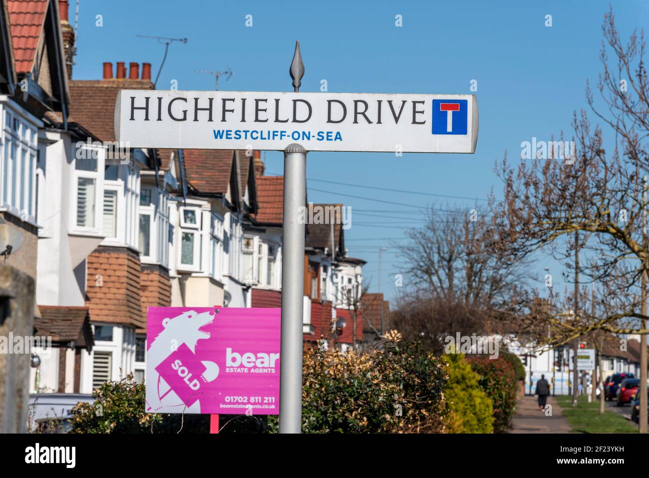Highfield Drive dans la région de Westcliff on Sea de Southend on Sea, Essex, Royaume-Uni. Le marché immobilier porte signature des agents immobiliers. Ciel bleu jour ensoleillé Banque D'Images