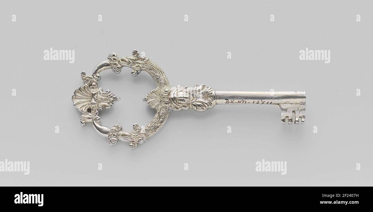 Clé d'une porte de tabernacle. Argent moulé et scalated. L'anneau est formé de deux volutes acanthus, attribués par une coquille, l'élément décoré de coins et de vignes (symbole du souper). La partie supérieure du tuyau porte un masque. Banque D'Images