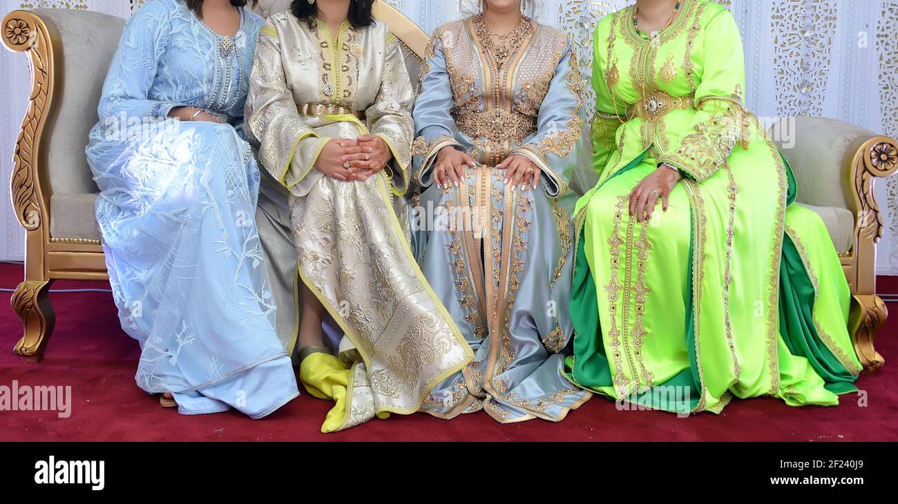 Femmes marocaines portant le caftan royal. Invités de mariage marocains Banque D'Images