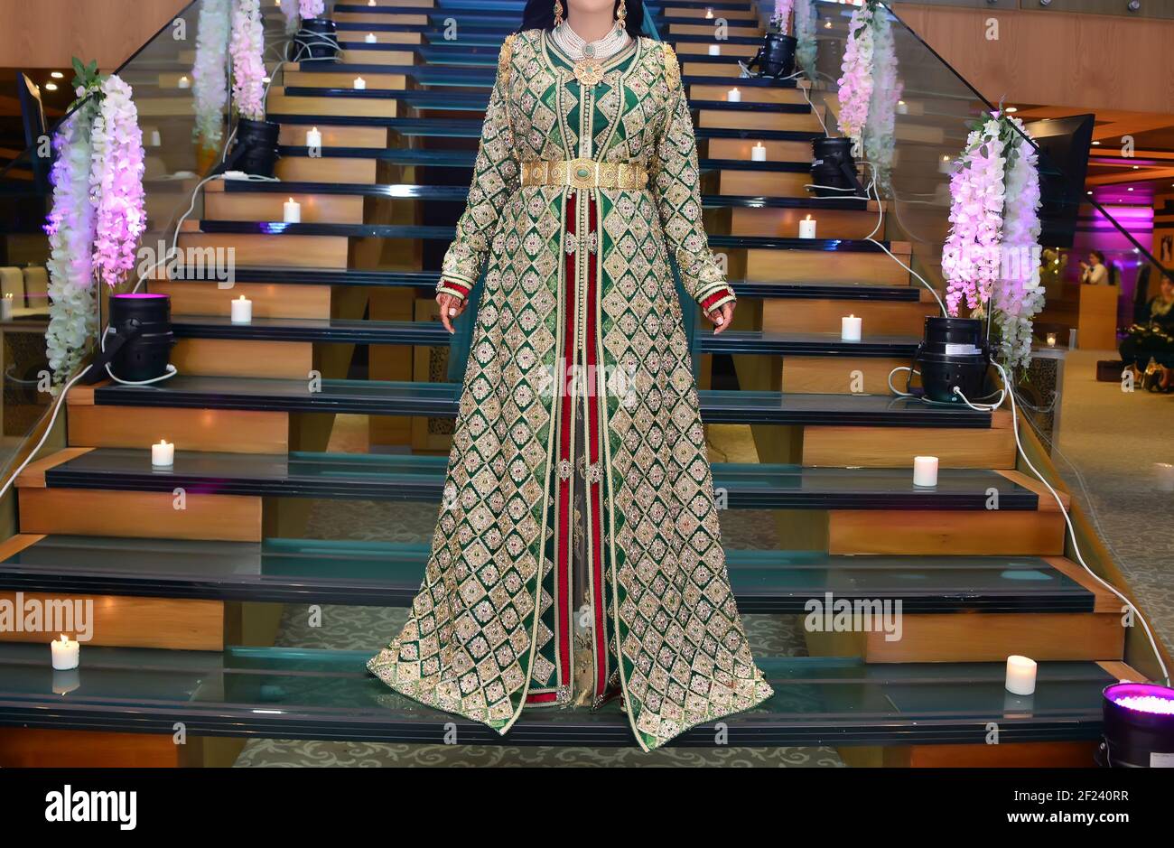 Une jeune fille marocaine porte une robe traditionnelle marocaine. Le  caftan marocain est l'un des vêtements les plus célèbres de l'histoire  Photo Stock - Alamy