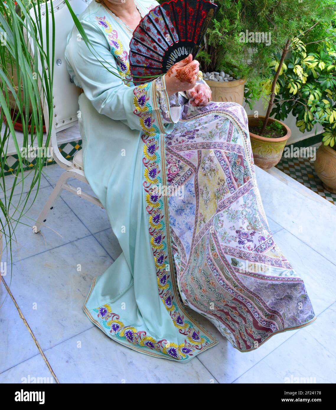 Une jeune fille marocaine porte une robe traditionnelle marocaine. Le  caftan marocain est l'un des vêtements les plus célèbres de l'histoire  Photo Stock - Alamy