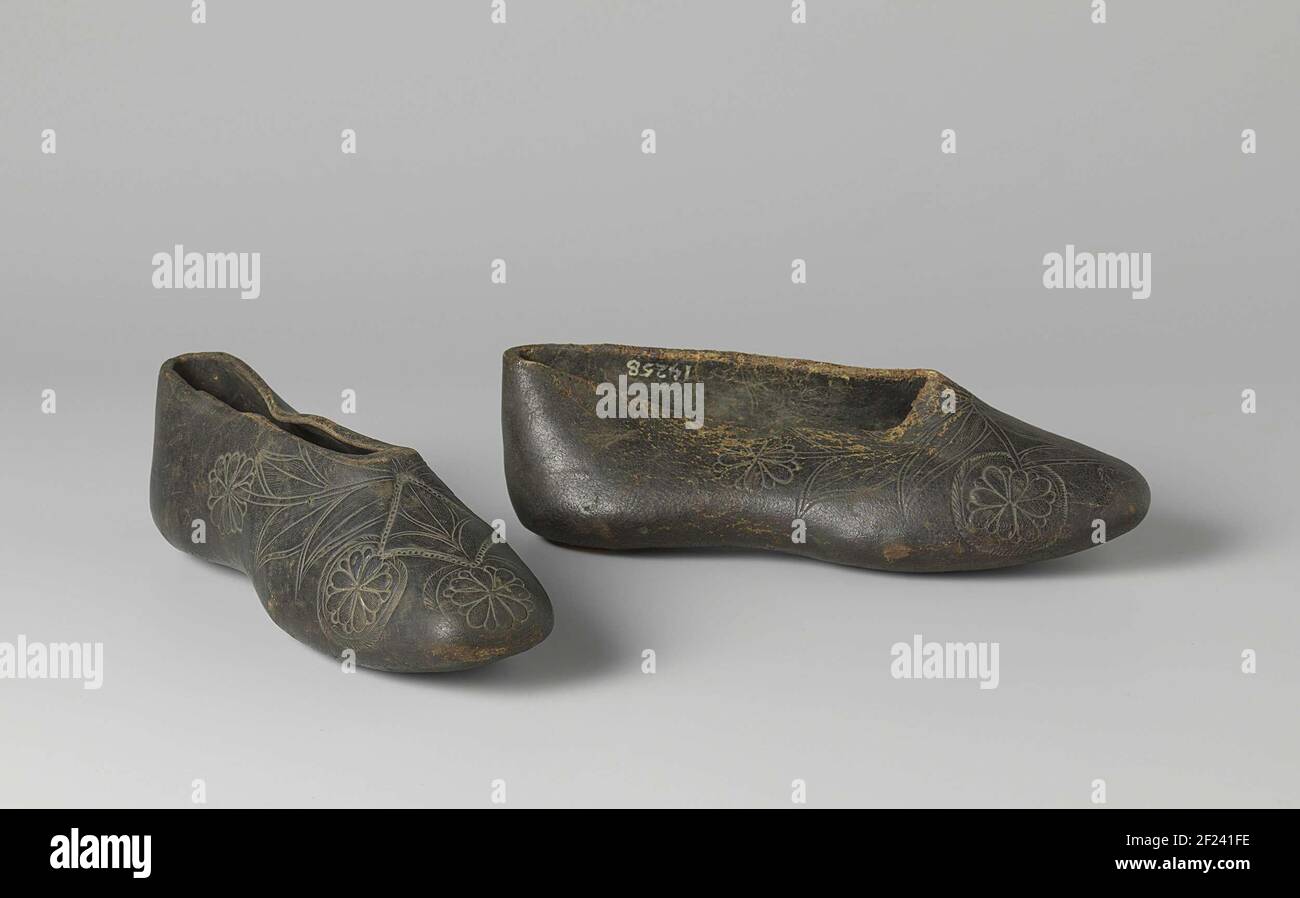 En 1820, un Anglais, Thomas Hancock, commence à fabriquer des produits en  caoutchouc. Comme il est élastique et étanche, il était parfaitement adapté  à la fabrication de galoshes. Les chaussures exposées peuvent
