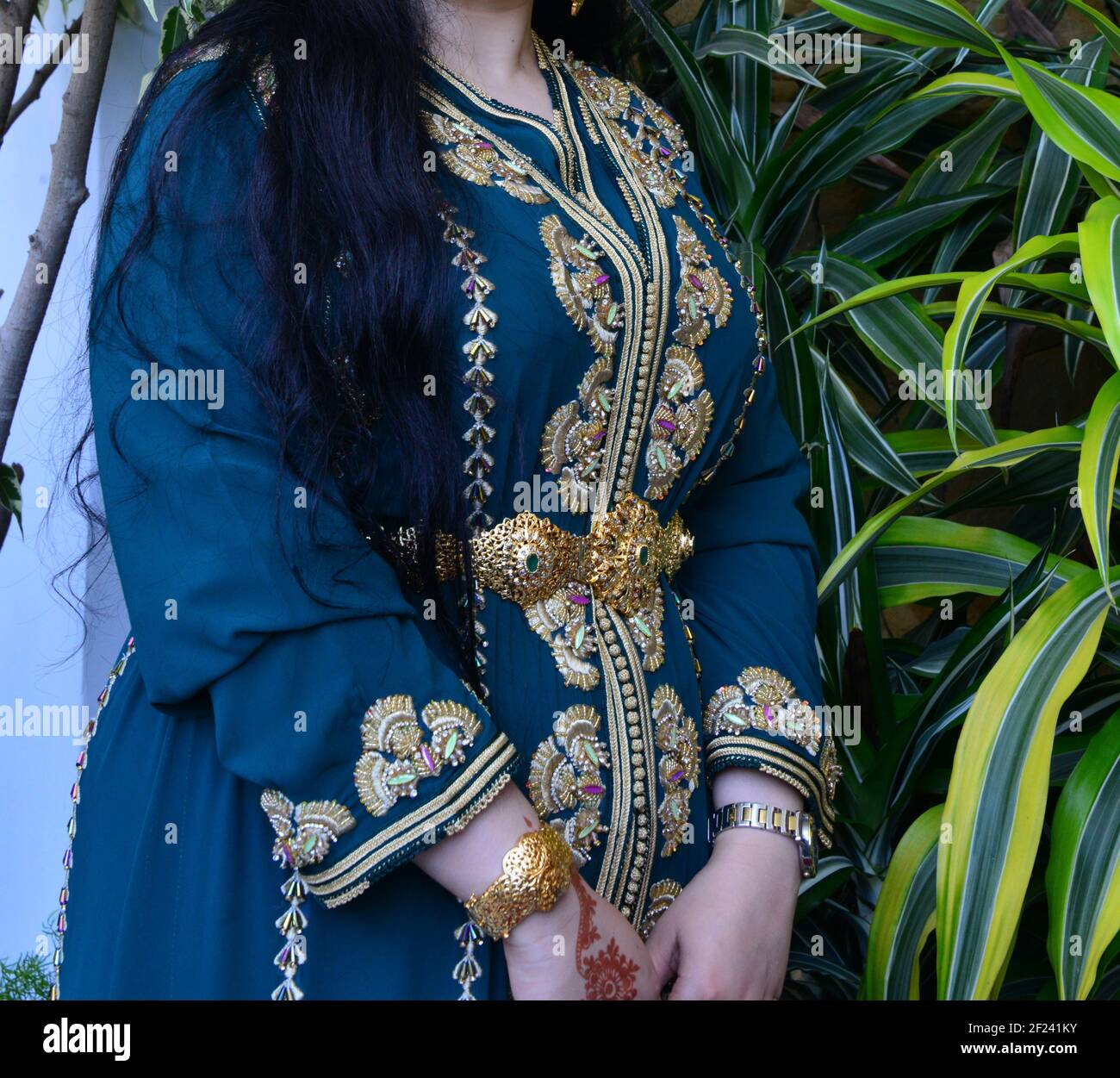 Une jeune fille marocaine porte une robe traditionnelle marocaine. Le caftan  marocain est l'un des vêtements les plus célèbres de l'histoire Photo Stock  - Alamy
