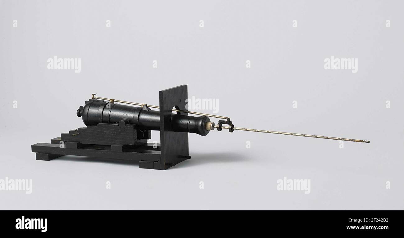 Modèle d'un pistolet à 60 limande avec équipement de chargement.modèle d'un long pistolet de 60 livres sur glissière, avec un nouvel outil de chargement, sur la partie du navire avec port de canon, incomplet. Le modèle, sur quelques pièces métalliques, est entièrement peint. La boucle en bois mesure 35.8 cm de long et a un calibre 20.5 mm; elle est équipée d'un dispositif de verrouillage et d'un porte-visière sur la pièce de taraudage. L'affit se compose de deux joues avec quatre escaliers, reliés par deux essieux sans roues, et d'une semelle. Le montant est ovale. Avec des supports, l'engrenage de chargement est fixé au parcours : il se compose d'un racleur de poignée, qui Banque D'Images