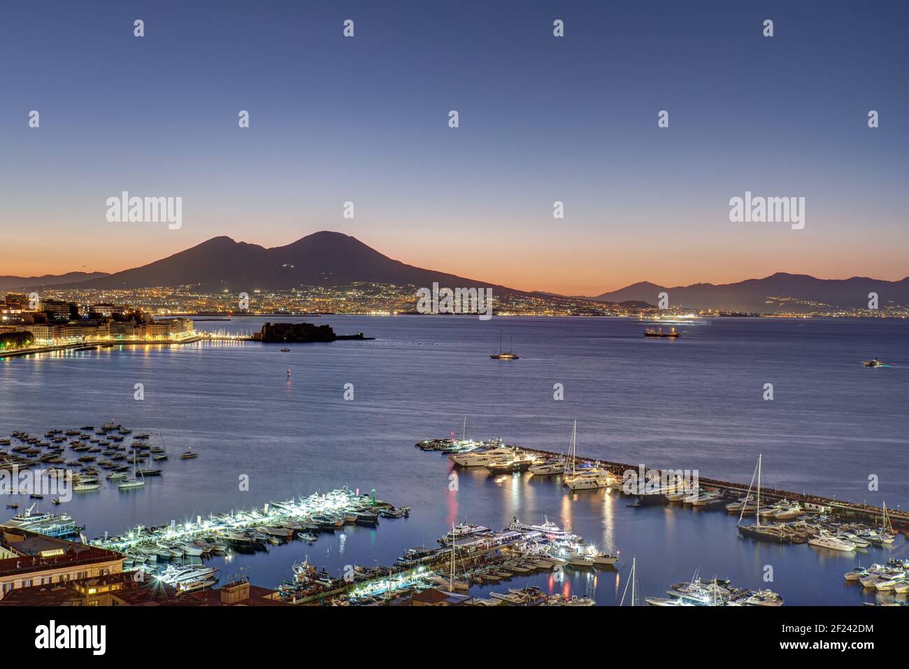Vue sur le golfe de Naples à l'aube avec le Vésuve à l'arrière Banque D'Images