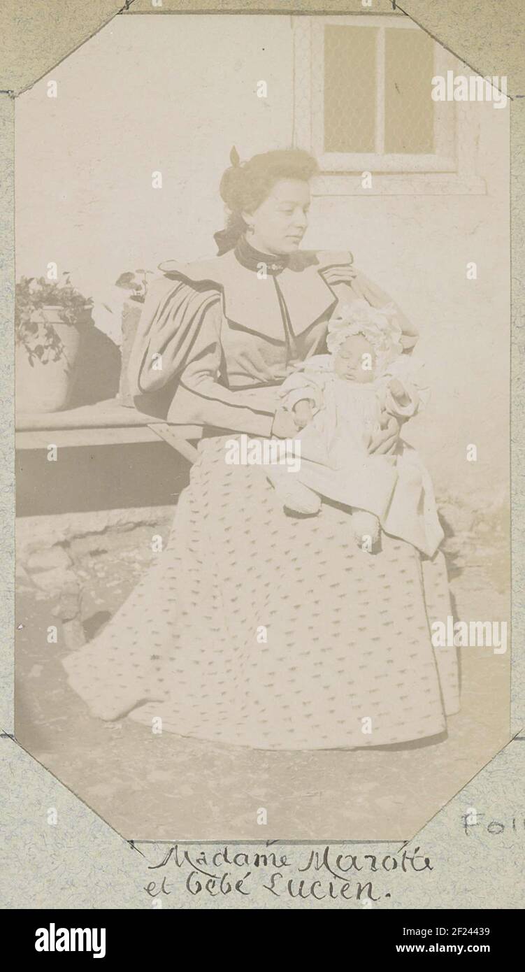 Portrait de Madame Marotte avec bébé Lucien sur ses genoux, vraisemblablement en France.partie d'un album amateur français avec photos de France, Algérie, Palmyra, l'exposition mondiale 1900 et le français célèbre. Banque D'Images