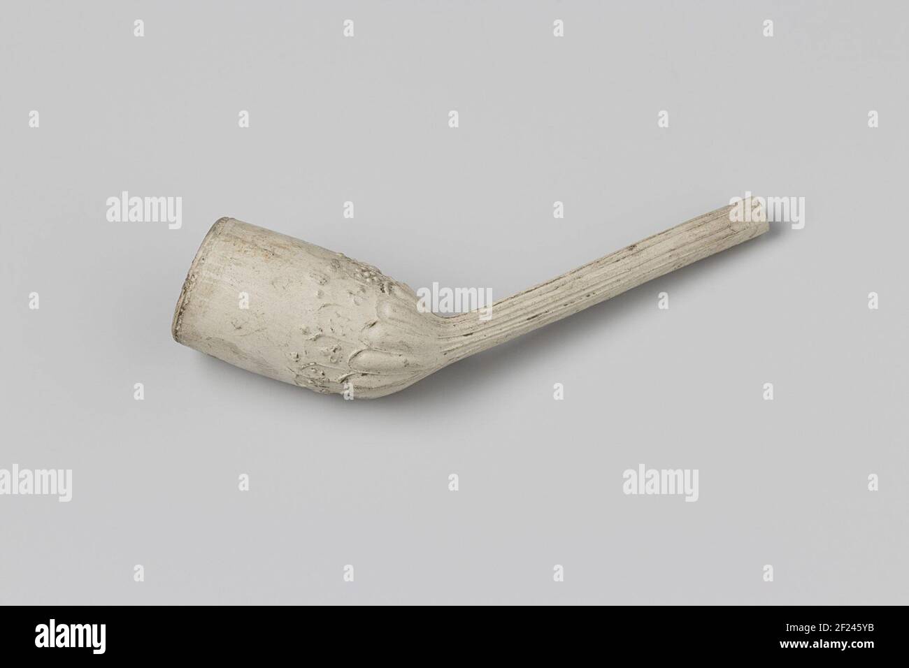 Fragmenter la pipe de tabac pipe.fragment avec motif floral fashé avec des fleurs colorées. Des fouilles de la Hofstede Arentsburg 1827-1831 sous la supervision du professeur Reuvens. Banque D'Images