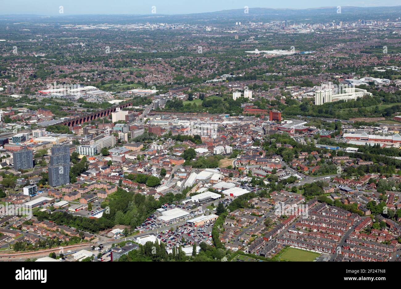 Vue aérienne de Stockport avec les gratte-ciel de Manchester la distance Banque D'Images