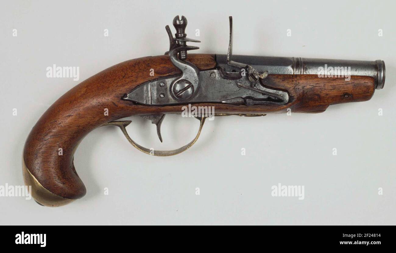 Vuursteenpisool.Pistol, partie de au couple (?). Boucle : la partie avant ronde de la boucle est dotée d'un anneau profilé avec la bouche et est séparée de la section arrière octogonale par un anneau profilé. Logement : verrou de la batterie à peluches. Plaque de verrouillage plate et coq. Sur la partie arrière de la plaque d'arrêt et le profil en largeur. La casserole avec couvercle de gage a des facettes; Pandekel avec surface d'arrêt, en haut et à l'avant dans les formes rondes de diamètre. Le verrou est fixé par deux vis. Bois: Noyer, bouteille anglaise. Pâte: Laiton: Contre-verrou plat et avec formes hors-de-orphelinat; support de tracteur, qui s'élargit vers le centre Banque D'Images