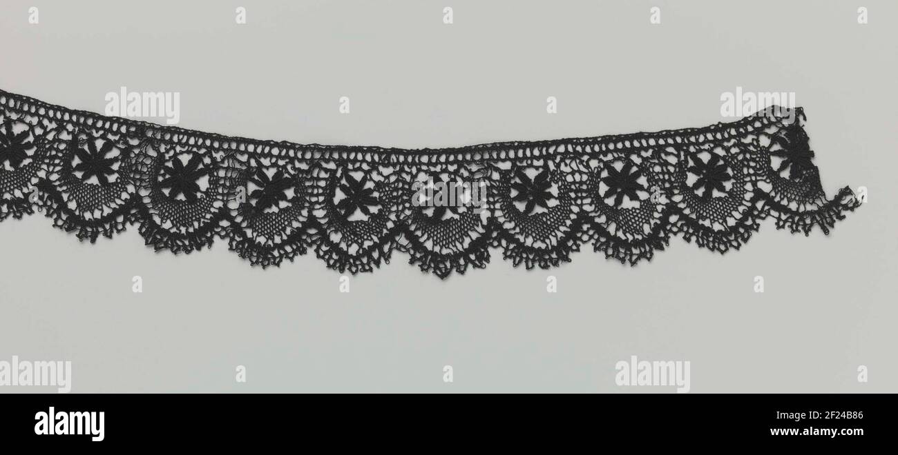 Strook kloskant met ster en halve maan.bande du côté d'escalade noir, côté Cluny. Conception symétrique avec pantoufles profondes et sol tressé. Chaque pétoncle est rempli d'une étoile à huit pointes recouverte d'une demi-lune horizontale. Le bord de la rainure est terminé par des arcs et des points fins de tresses picots. La partie supérieure de la bande est droite. Banque D'Images