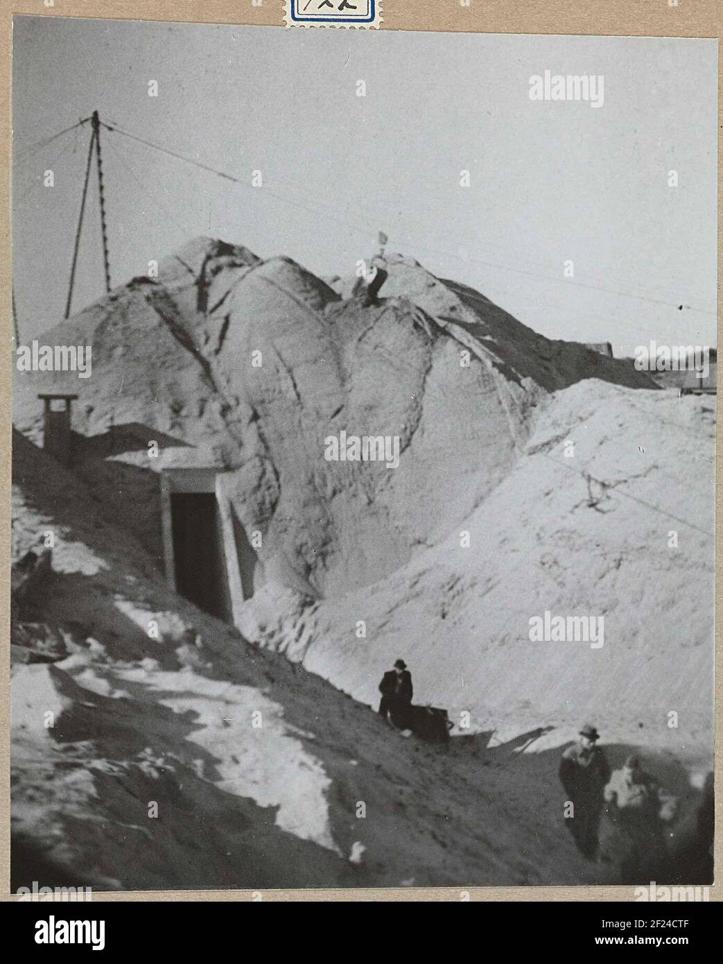 Zandstorten bij schuilkelder A te Heemskerk; Kelders te Heemskerk.Entrance Basement A: Une étroite, haute fente de béton. Ces caves sans bombe ont été construites en 1940 après que les abris des villages du nord de la Hollande n'étaient pas sûrs. La collection du musée du musée avait été adacrée en 1939. Environ 25,000 mètres cubes de sable ont été déplacés pour la construction. Les nouvelles caves ont été mises en service en 1941. Banque D'Images