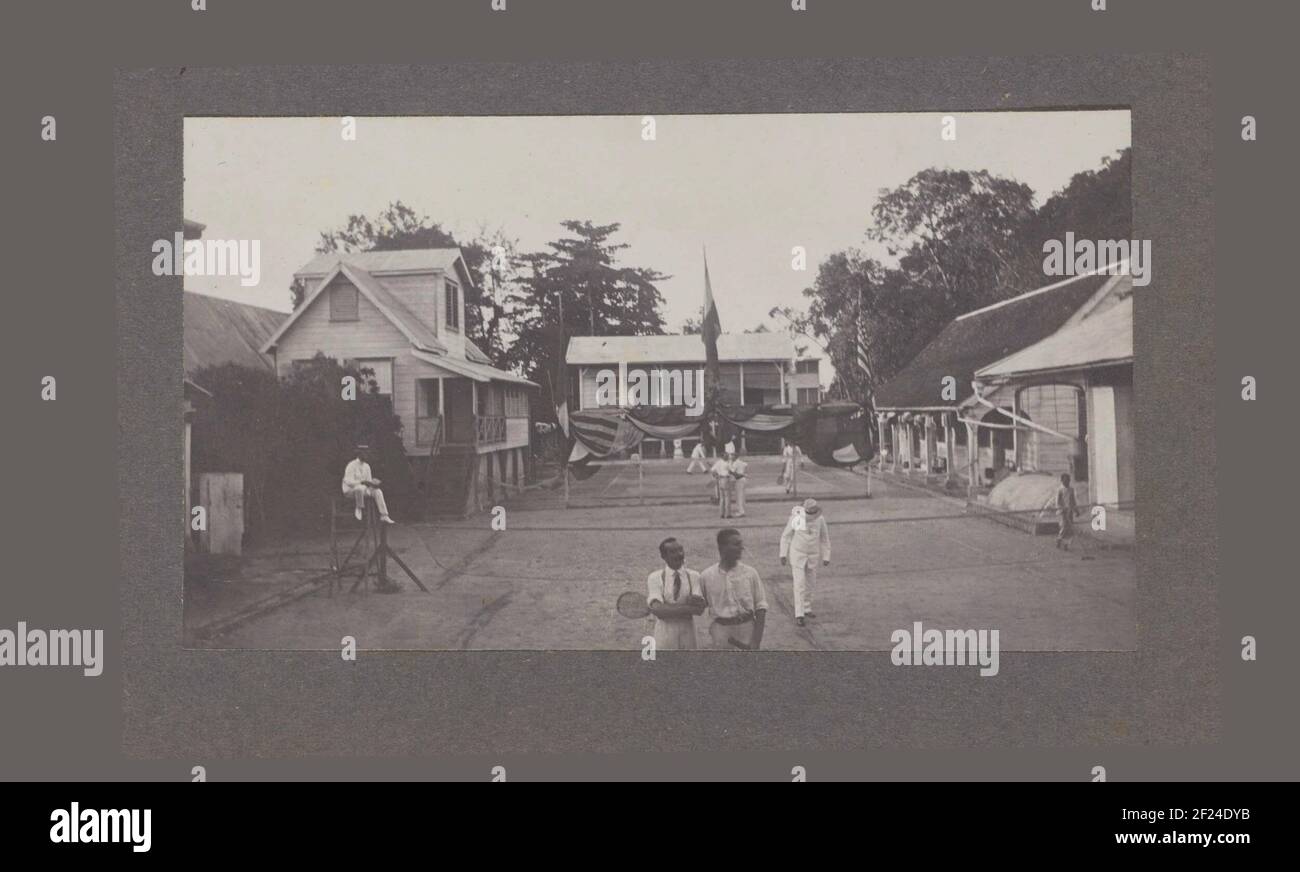 Tennismatch.tennis match avec les officiers de la couverture blindée HR. Mme Zeeland sur le club de tennis de Paramaribo, juillet 1912. Partie de l'album photo sur la vie de la famille Gonggrijk au Suriname vers 1912. Banque D'Images