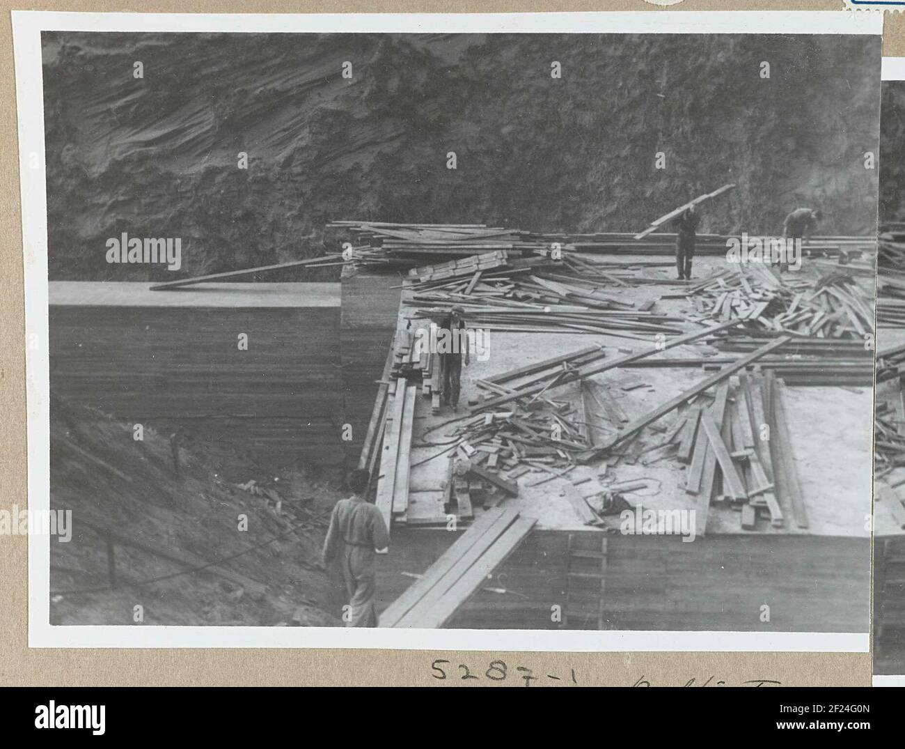 Werkzaamheden bij schuilkelder B te Heemskerk; Kelders te Heemskerk.le sous-sol B est dépouillé des coffrages en béton. Ces caves sans bombe ont été construites en 1940 après que les abris des villages du nord de la Hollande n'étaient pas sûrs. La collection du musée du musée avait été adacrée en 1939. Les nouvelles caves ont été mises en service en 1941. Banque D'Images