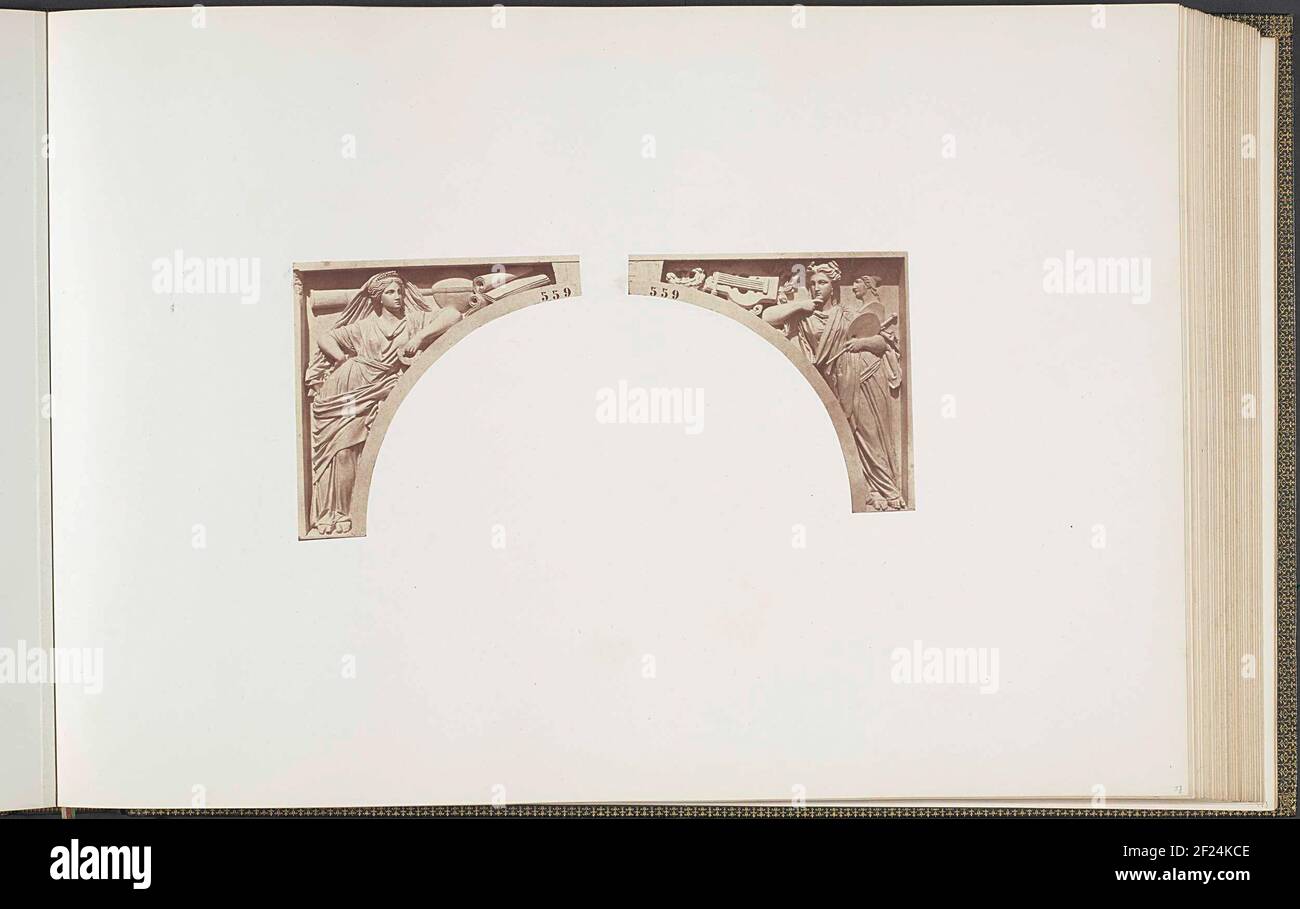 Modèles de gypse pour sculptures au Palais du Louvre : gauche 'la Science moderne' par Emile Knecht et droite 'l'Art' par Emile Seurre.partie de la Réunion des Tuileries au Louvre 1852-1857, album 1. Banque D'Images