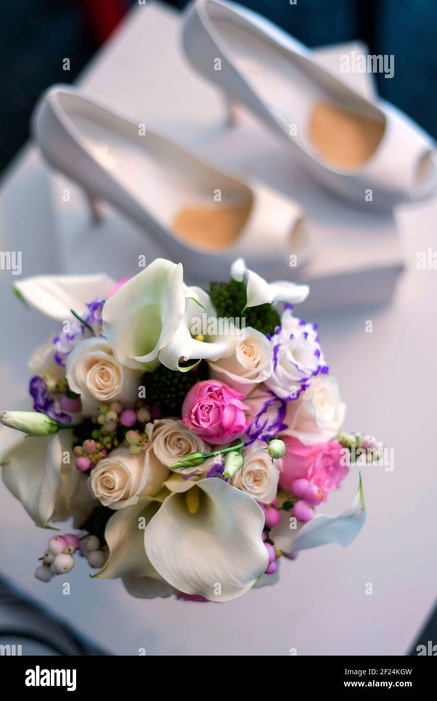 Vue de dessus de beau bouquet de mariage coloré avec des chaussures de mariage pour femmes. Banque D'Images Vue de dessus de beau bouquet de mariage coloré avec des chaussures de mariage pour femmes. Banque D'Images
