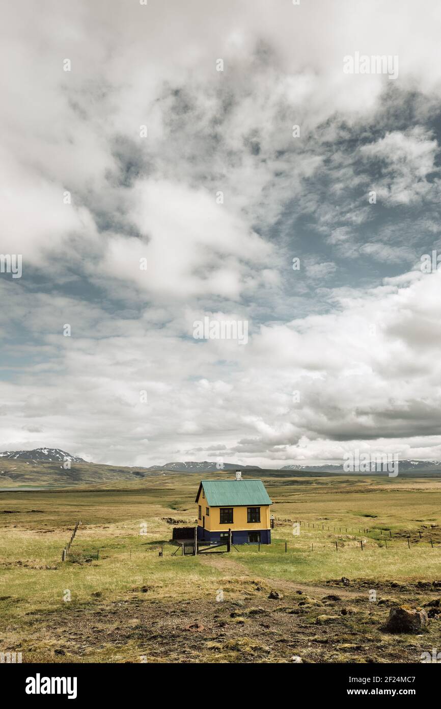 Une maison colorée isolée dans le paysage sauvage d'Islande vide - pas de voisins - maison isolée - vie isolée éloignée - maison en paysage Banque D'Images