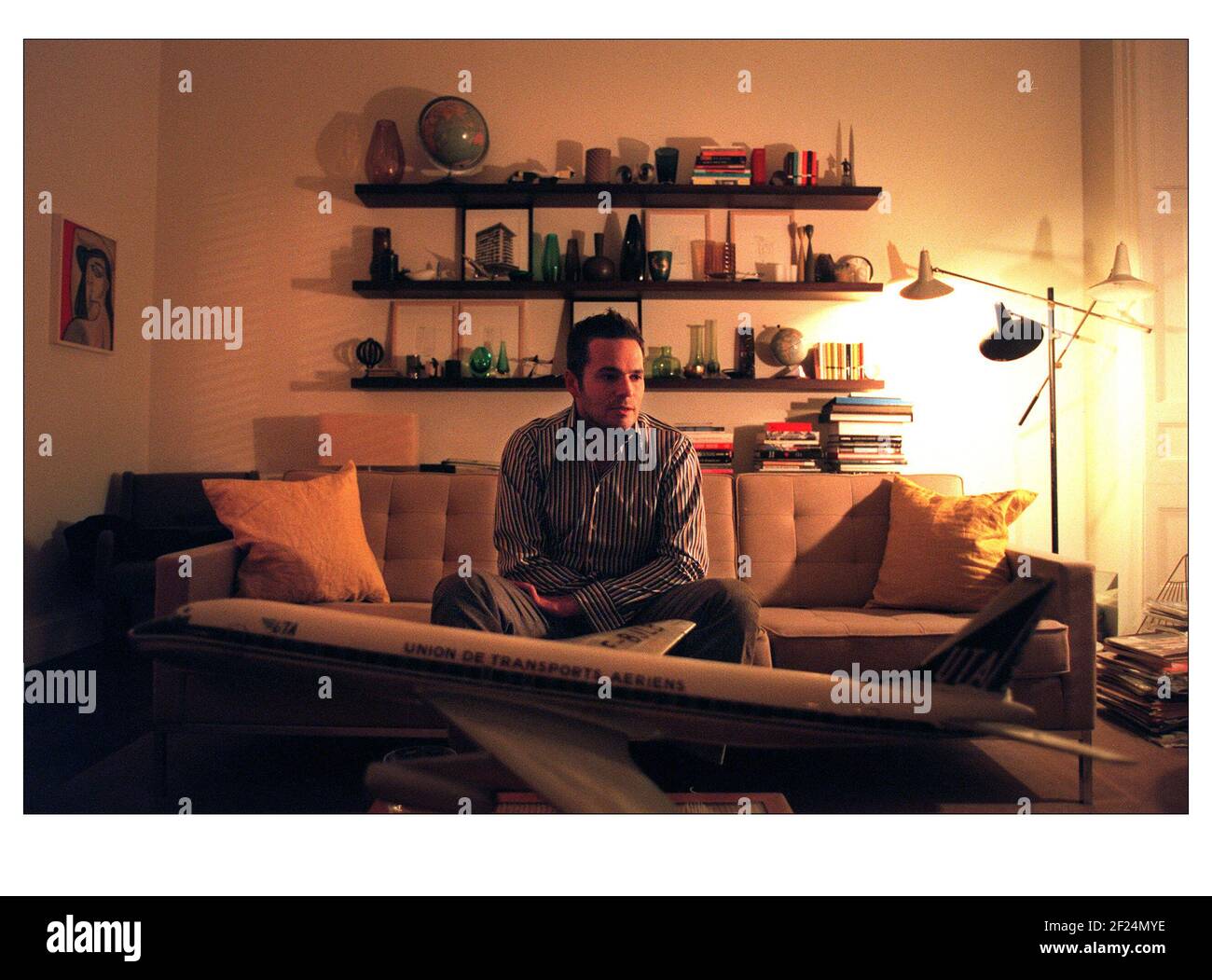 Tyler Brule dans son appartement à Londres W1 novembre 2000 Banque D'Images