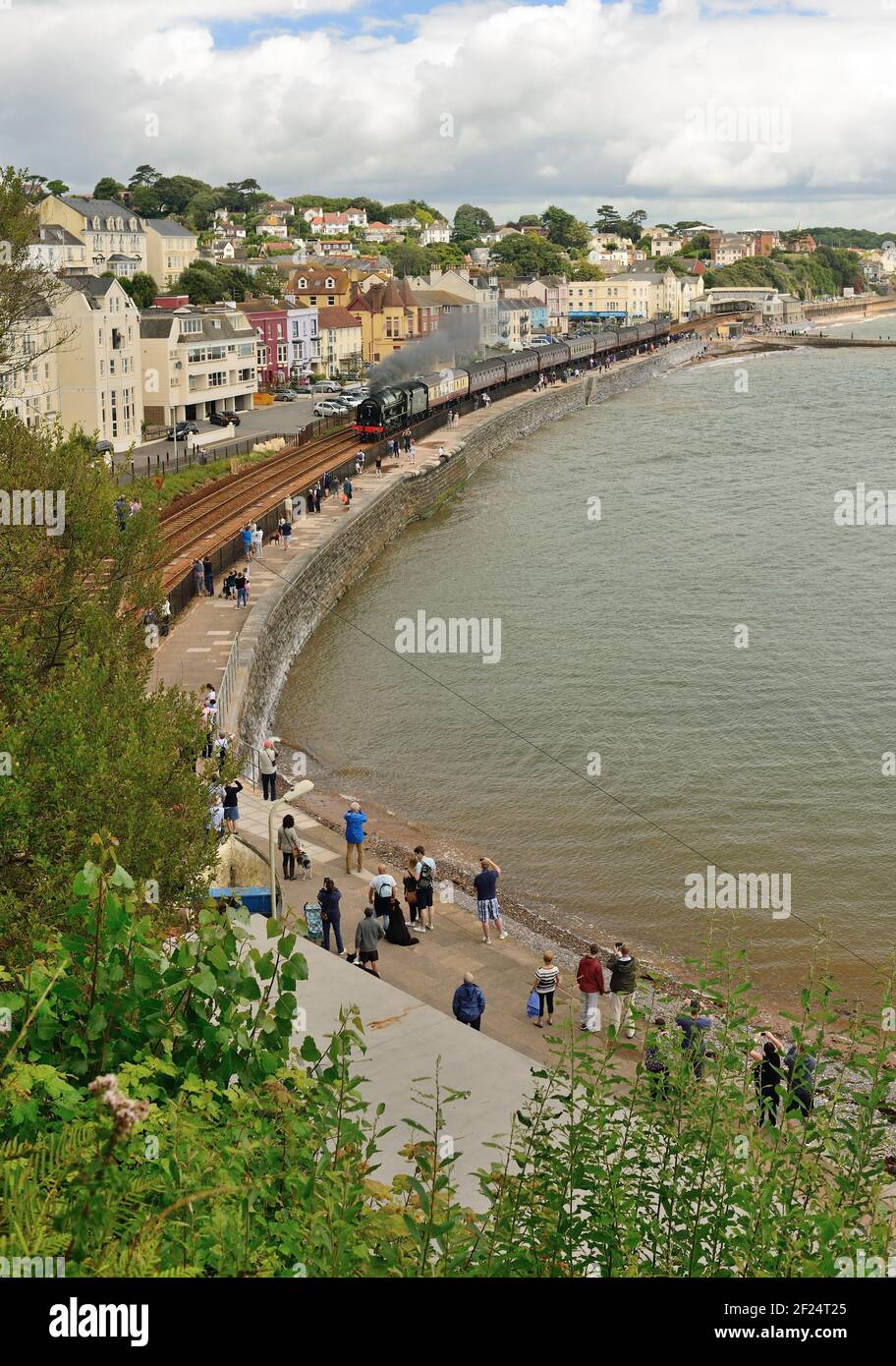 Les foules se rassemblent le long du front de mer de Dawlish pour voir le LMS n° 46100 Royal Scot en passant par le Royal DudDuché train-tour à Cornwall, 30.07.2017. Banque D'Images