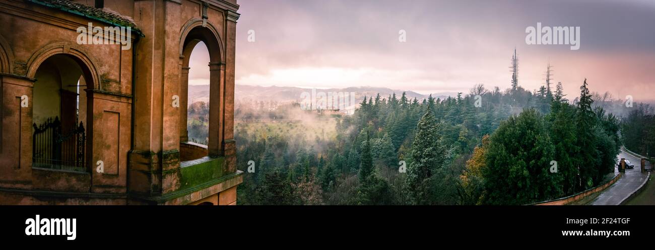 Vue panoramique sur les collines de Colli Bolognesi au coucher du soleil depuis les arcades de la basilique San Luca, fond horizontal de Bologne en Italie Banque D'Images