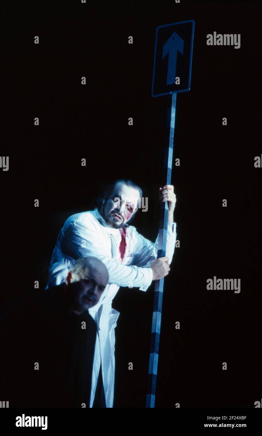 l-r: Robert Tear (Loge), John Tomlinson (Wotan) dans DAS RHEINGOLD par Wagner à l'Opéra Royal, Covent Garden, Londres WC2 13/10/1994 chef d'orchestre: Bernard Haitink design: Nigel Lowery éclairage: Pat Collins directeur: Richard Jones Banque D'Images