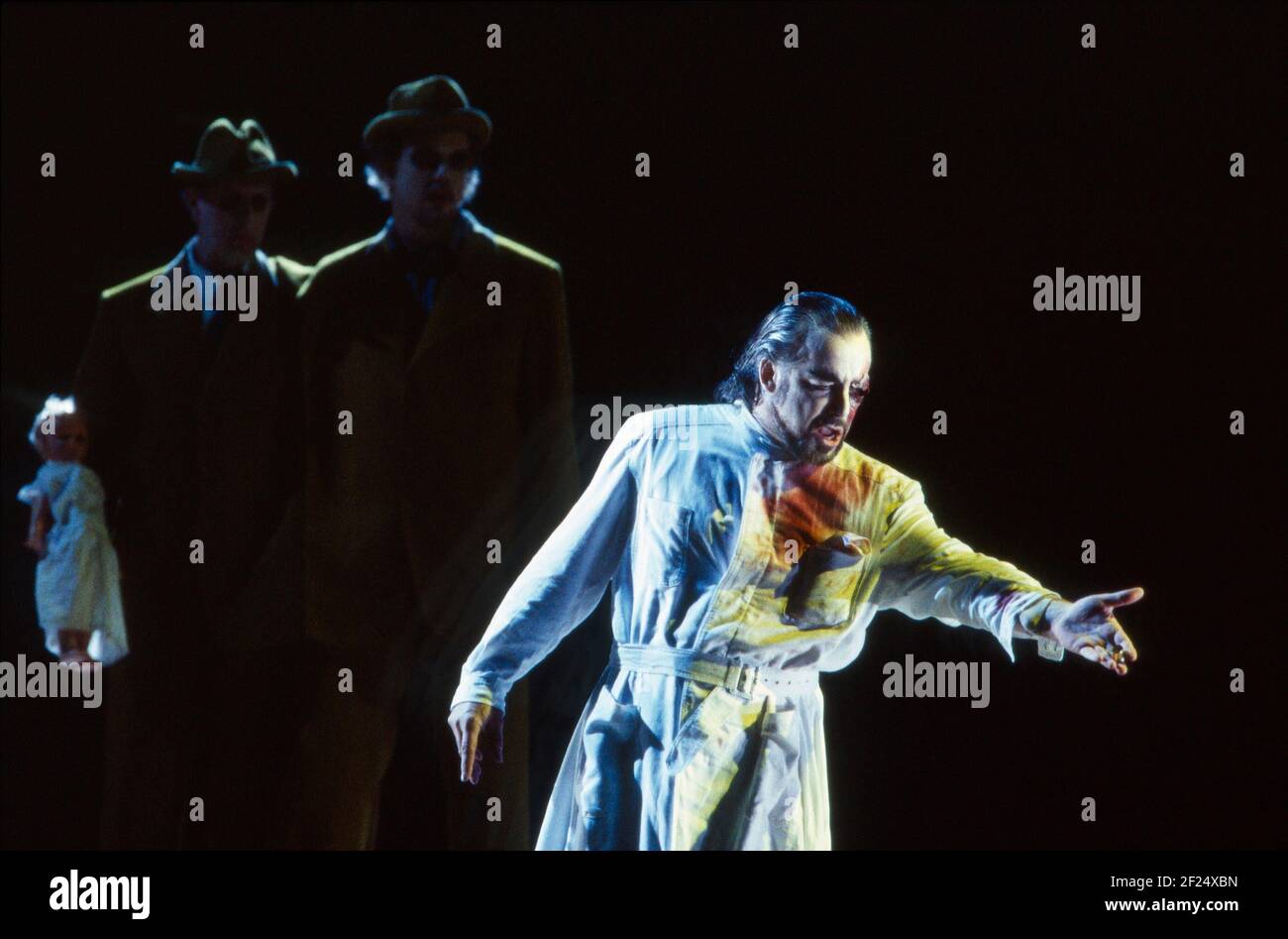 l-r: Gwynne Howell (Fasolt), Carsten Stabell (Fafner), John Tomlinson (Wotan) dans DAS RHEINGOLD par Wagner à l'Opéra Royal, Covent Garden, Londres WC2 13/10/1994 chef d'orchestre: Bernard Haitink design: Nigel Lowery éclairage: Pat Collins directeur: Richard Jones Banque D'Images