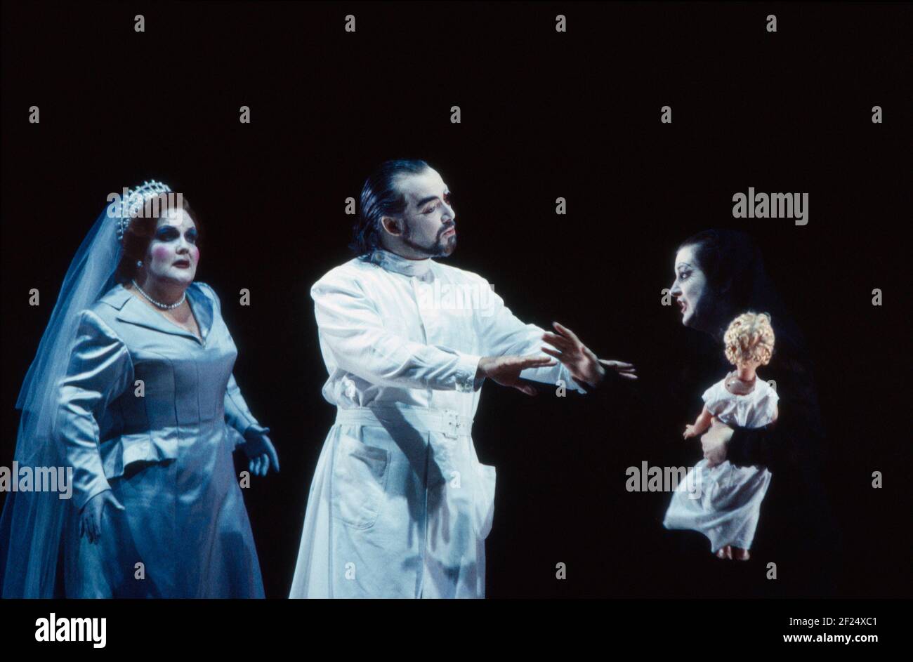 l-r: Jane Henschel (Fricka), John Tomlinson (Wotan), Rita Cullis (Freia) dans DAS RHEINGOLD par Wagner à l'Opéra Royal, Covent Garden, Londres WC2 13/10/1994 chef d'orchestre: Bernard Haitink design: Nigel Lowery éclairage: Pat Collins directeur: Richard Jones Banque D'Images