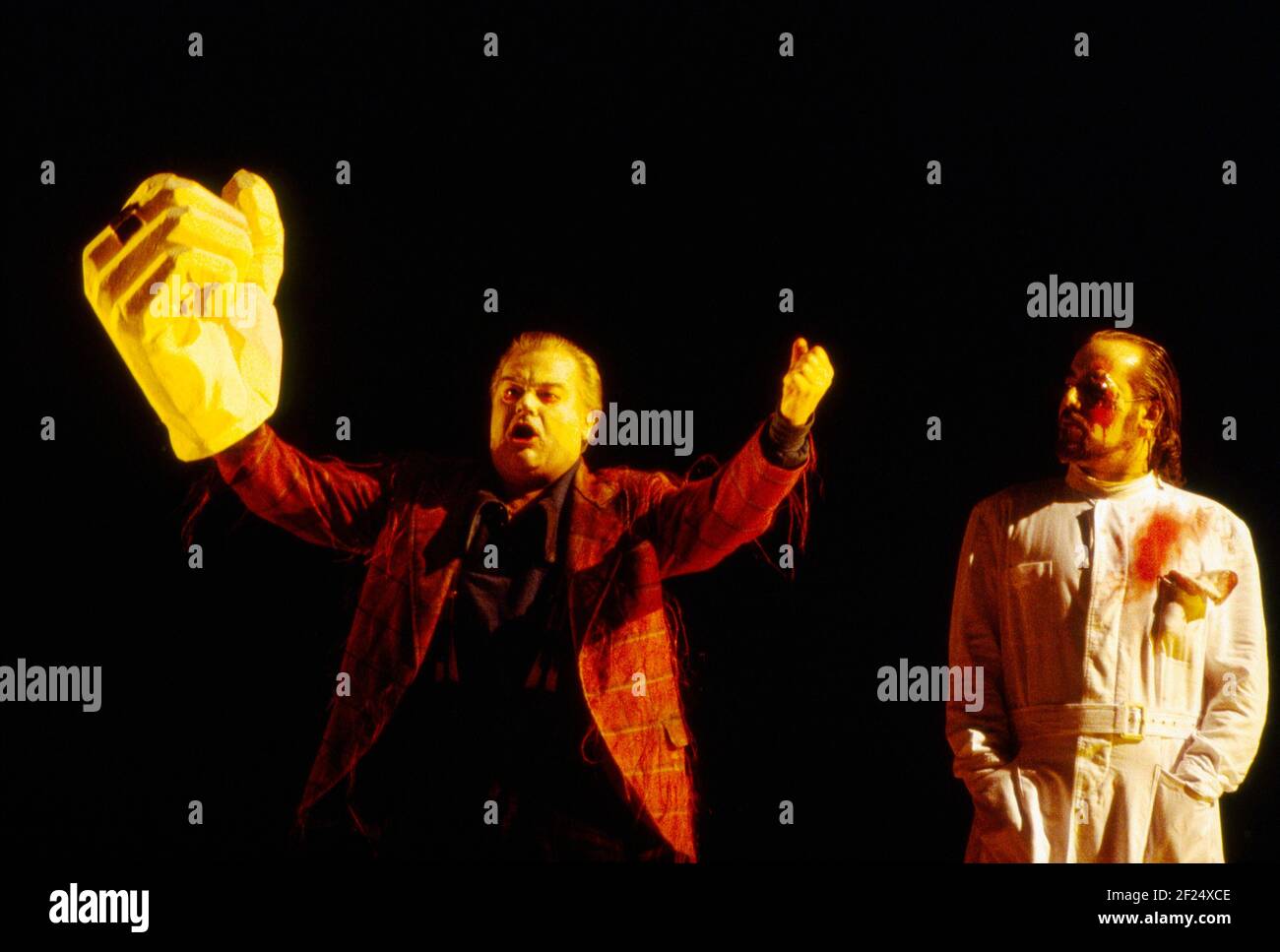 l-r: Ekkehard Wlaschiha (Alberich), John Tomlinson (Wotan) dans DAS RHEINGOLD par Wagner à l'Opéra Royal, Covent Garden, Londres WC2 13/10/1994 chef d'orchestre: Bernard Haitink design: Nigel Lowery éclairage: Pat Collins directeur: Richard Jones Banque D'Images