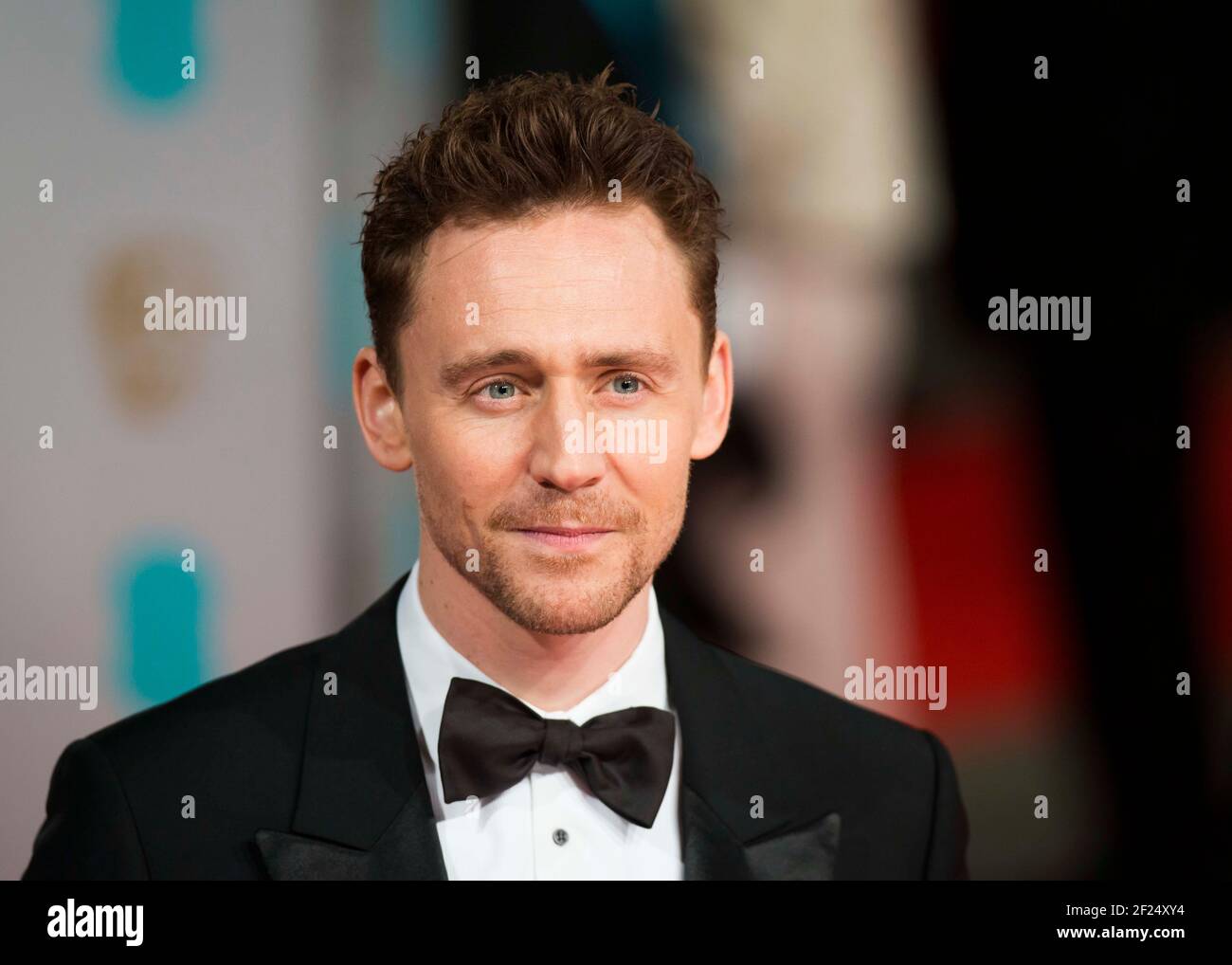 Tom Hiddlestone arrive aux EE British Academy film Awards 2015, à l'Opéra Royal de Covent Garden à Londres Banque D'Images