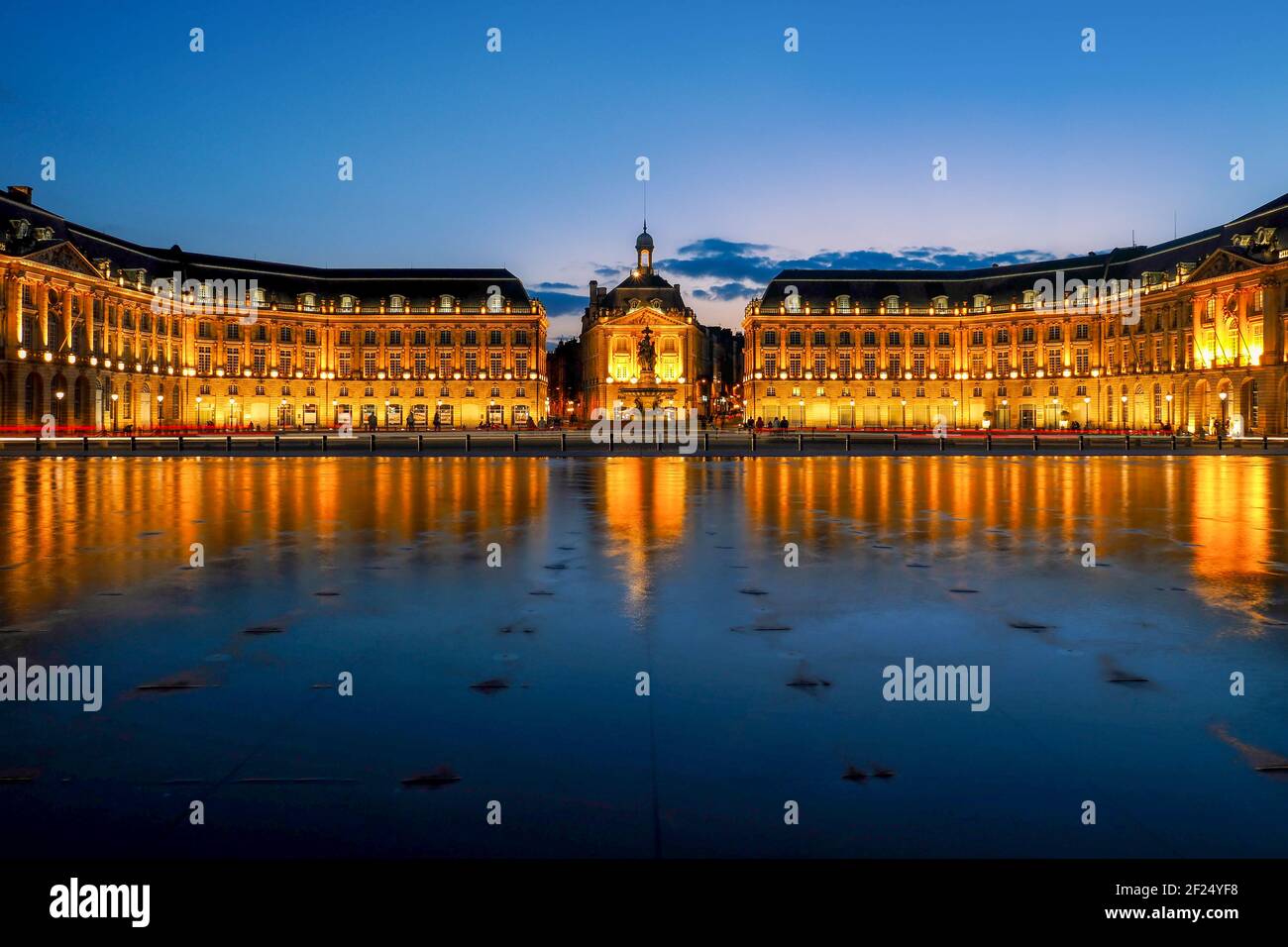 Miroir d'eau (eau miroir), nuit, Place de la Bourse, Bordeaux, Gironde,  France Photo Stock - Alamy