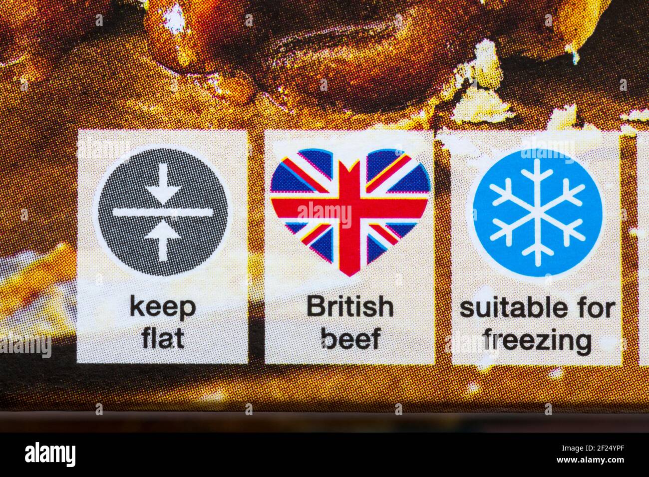 British Beef, adapté à la congélation et à la conservation des symboles plats sur une boîte de tarte à la pâte à croûte courte de steak de M&S. Banque D'Images