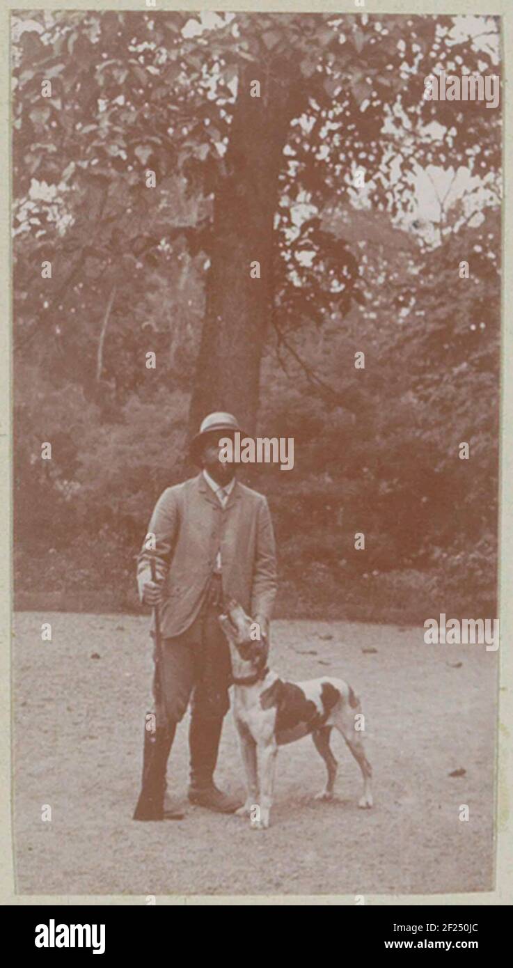 CPA THEME CHASSE CHASSEUR AVEC SES CHIENS