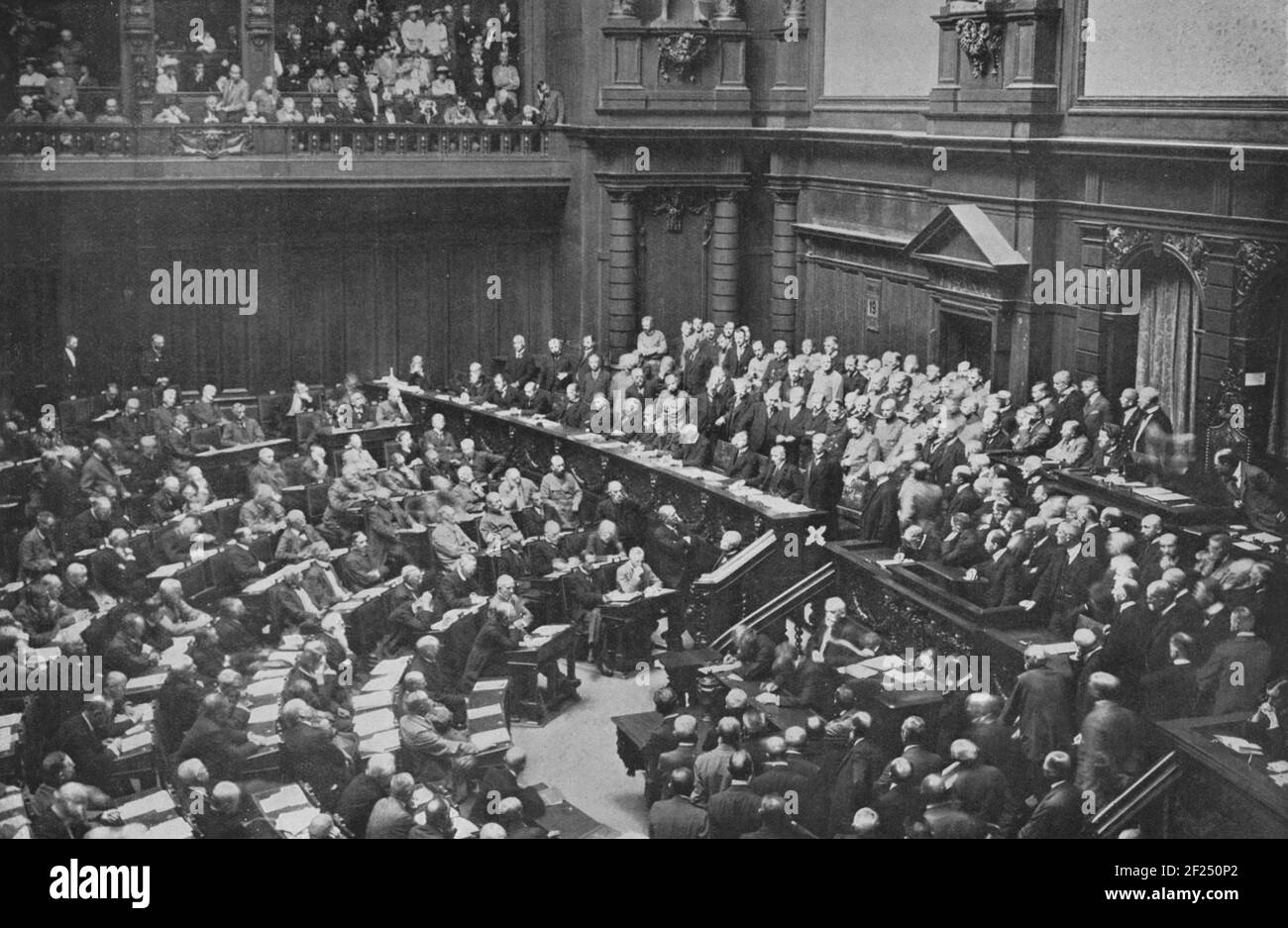 Une photo ancienne du Reichstag allemand ou du Parlement étant adressée par le chancelier Dr Georg Michaelis vers 1917. Il a été chancelier du 14 juillet 1917 au 24 octobre 1917 et sa principale réalisation a été d'encourager les classes dirigeantes à ouvrir des pourparlers de paix avec la Russie. Banque D'Images