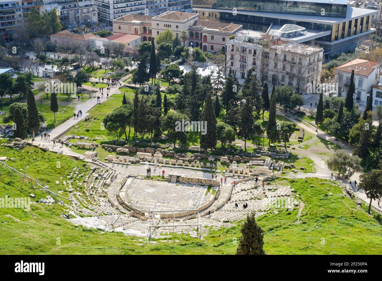 Athènes, Grèce - 16 FÉVRIER 2020 - vue panoramique du Théâtre de Dionysos au pied de l'Acropole d'Athènes, Grèce. Banque D'Images