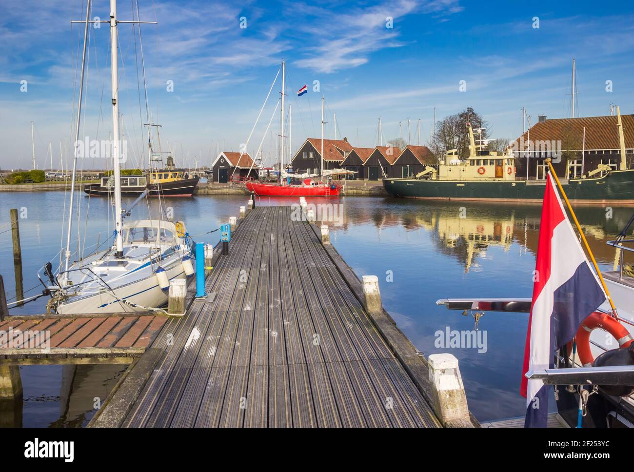 Drapeau hollandais sur un navire dans le port de Hindeloopen, pays-Bas Banque D'Images