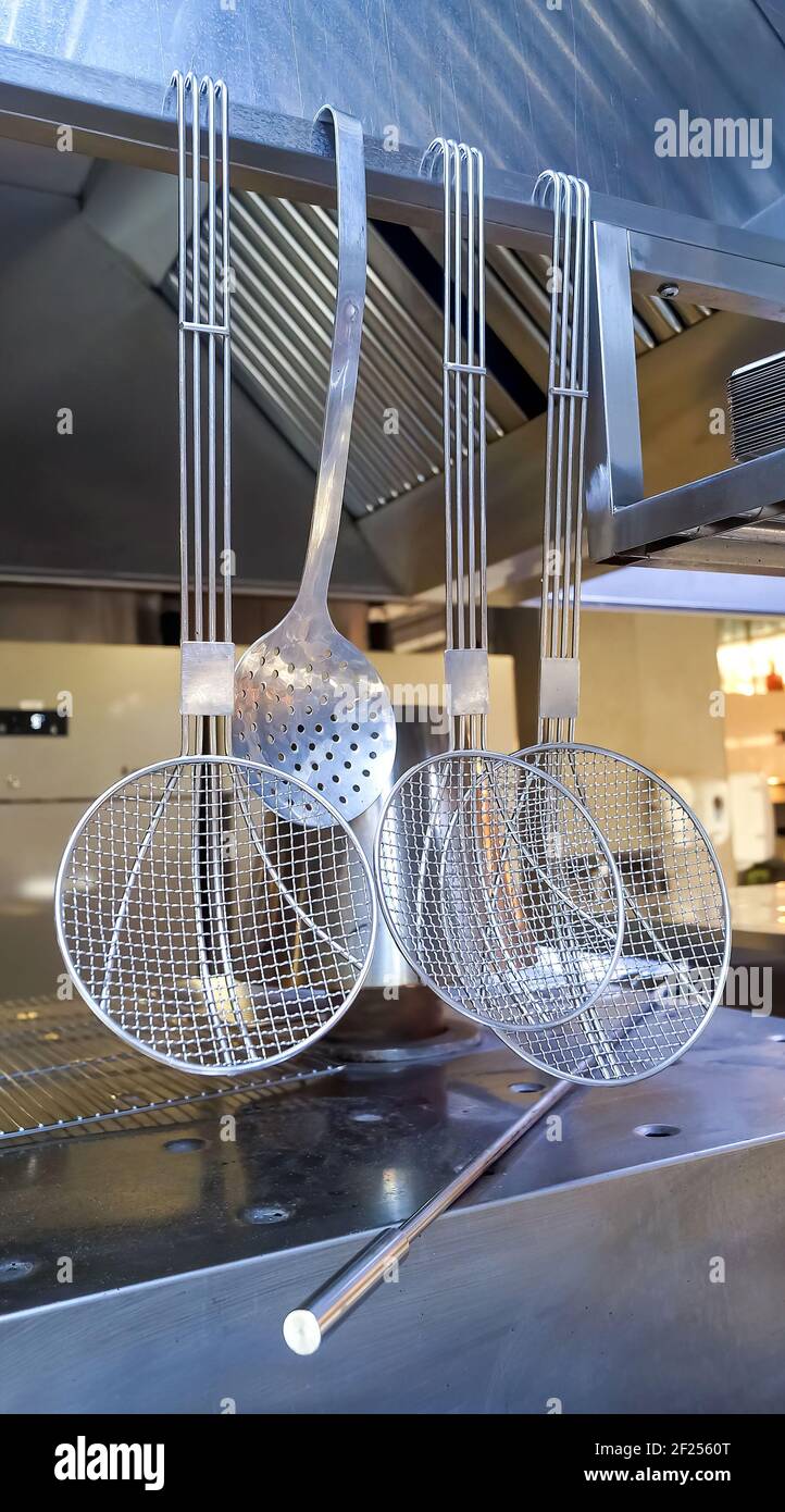Ustensiles de cuisine suspendus (outils de cuisine) pour un restaurant -  pelle, drashlak Photo Stock - Alamy