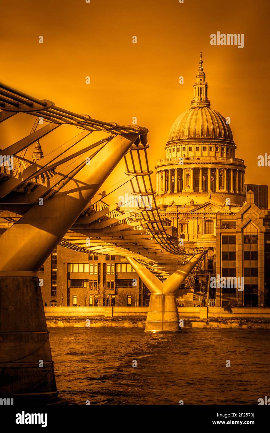 LONDRES - 27 JANVIER : le pont du millénaire et la cathédrale St Pauls à Londres le 27 janvier 2008 Banque D'Images LONDRES - 27 JANVIER : le pont du millénaire et la cathédrale St Pauls à Londres le 27 janvier 2008 Banque D'Images