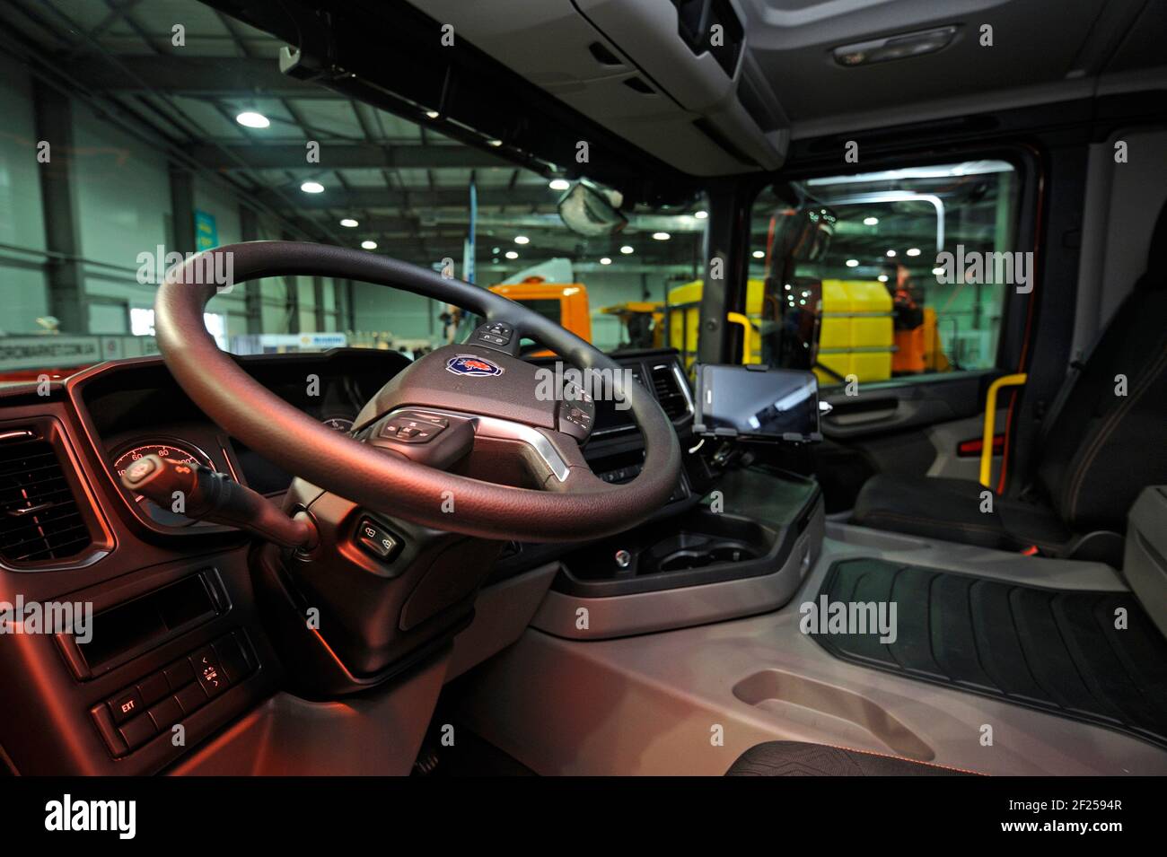Intérieur d'un nouveau modèle de camion à benne Scania cabine: Siège, roue, tableau de bord Banque D'Images