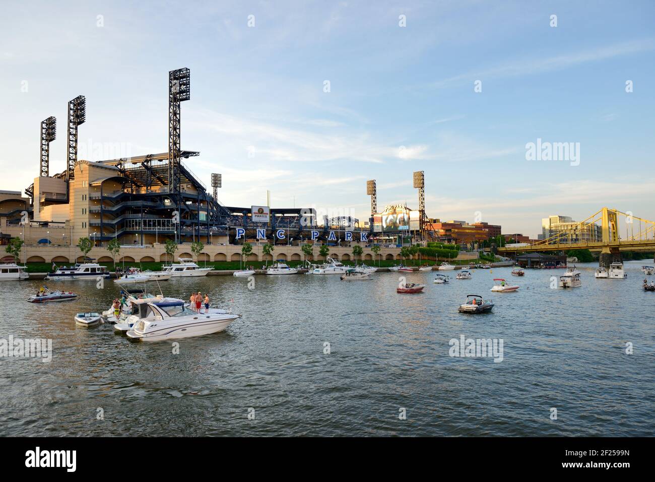 Bateaux sur la rivière Allegheny en face du parc PNC, Pittsburgh, Pennsylvanie Banque D'Images